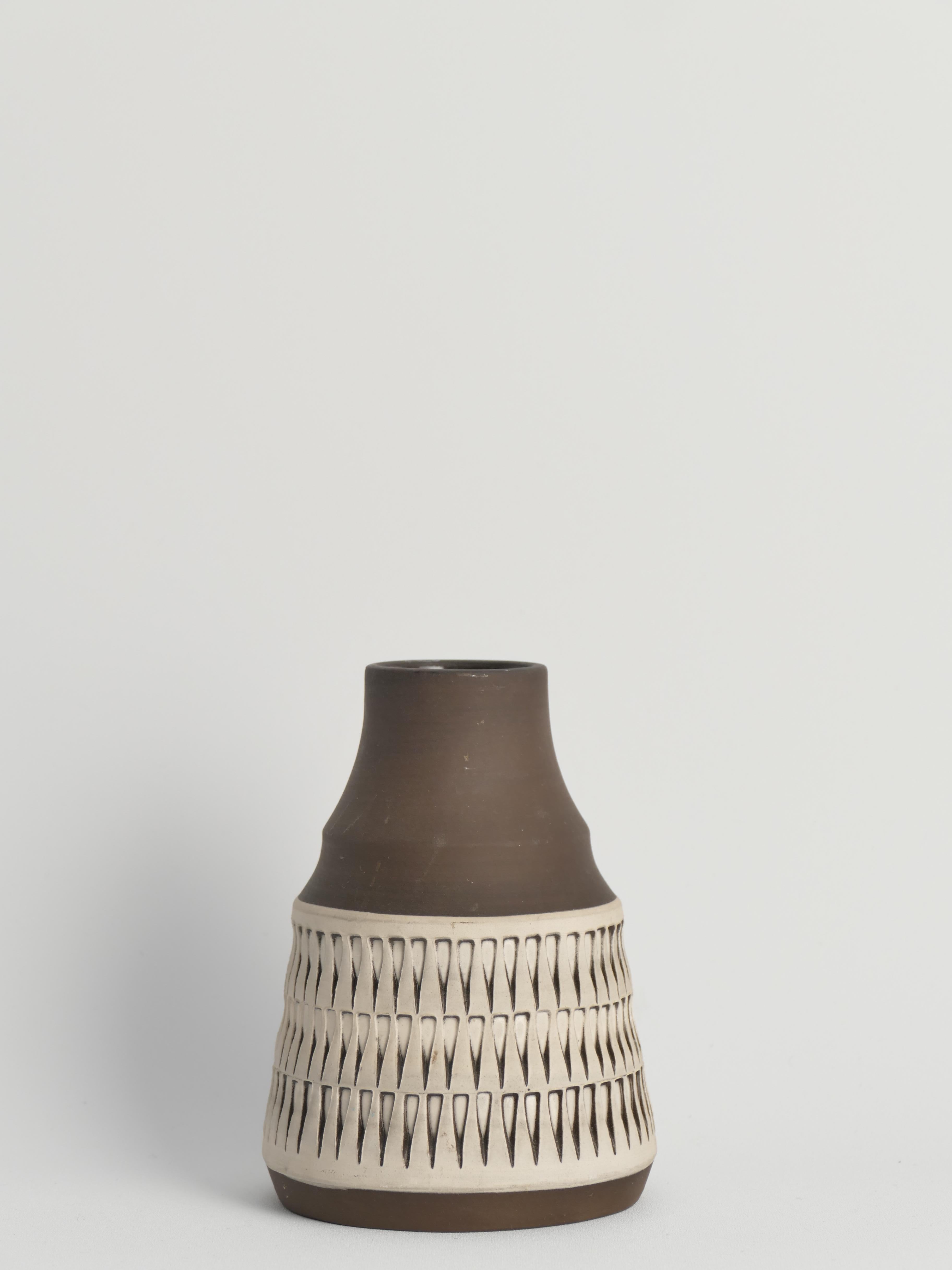 Graphic Scandinavian modern ceramic vase by Tomas Anagrius for Alingsås Keramik.

This striking ceramic vase by Tomas Anagrius for Alingsås Keramik embodies the essence of Scandinavian Modern design with its stylish and graphic aesthetic. Crafted
