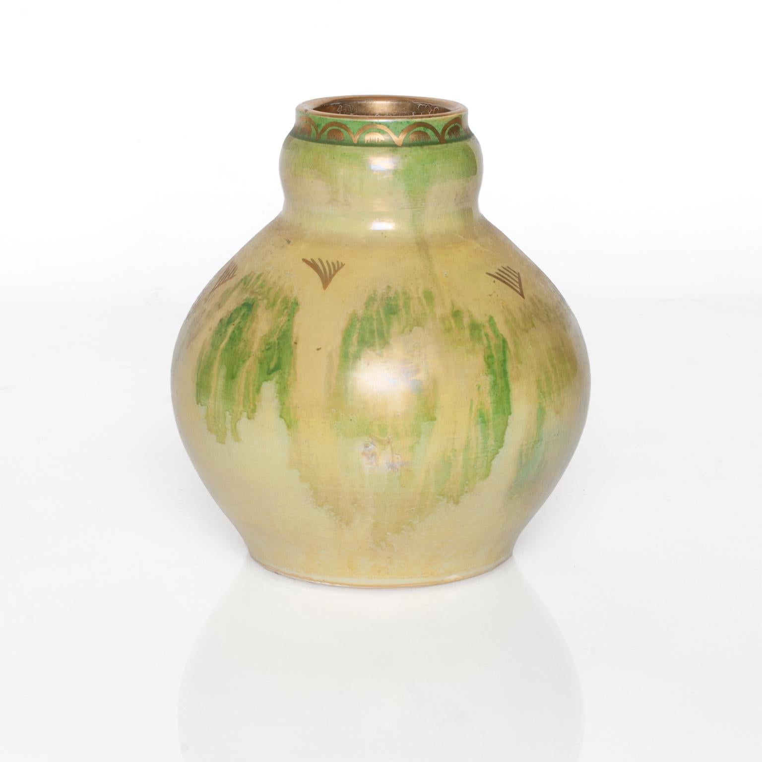 Art Déco Vaso in ceramica moderna scandinava in giallo, verde e oro di Josef Ekberg in vendita