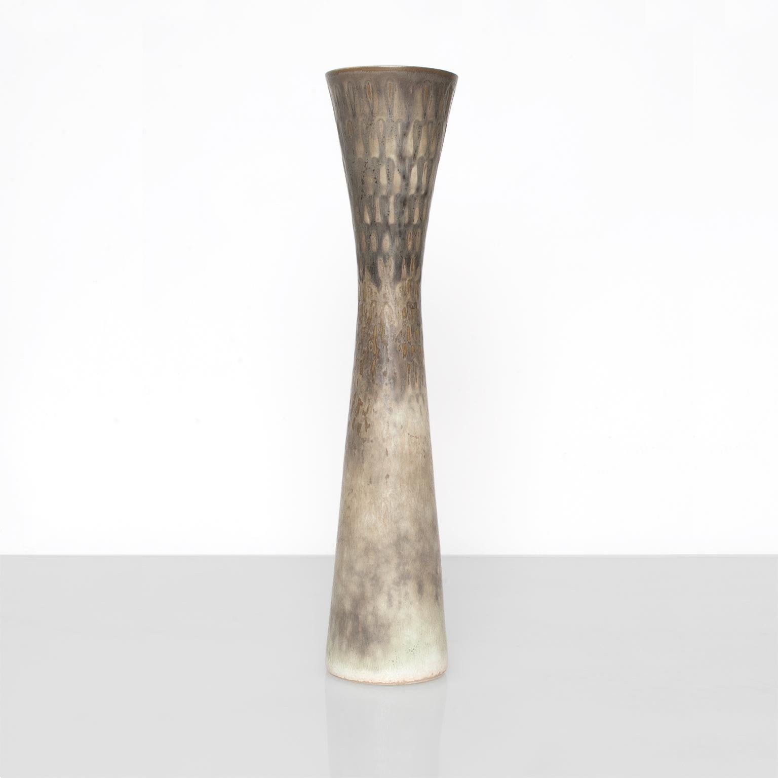Elegant tall Scandinavian Modern ceramic vase in a pale molded gray glaze by Carl-Harry Stålhane for Rorstrand, Sweden.
Measures: Height 12.25