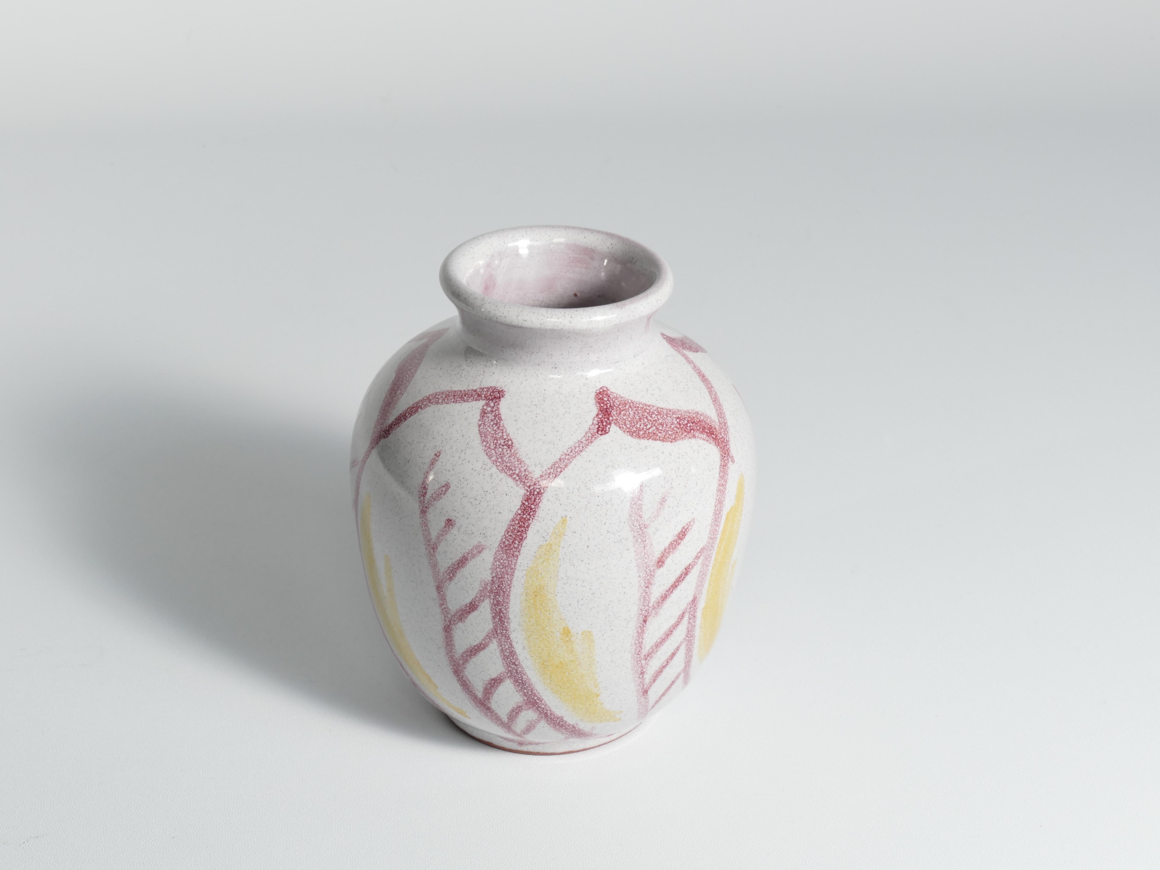 Il s'agit d'un petit vase en céramique peint à la main (hauteur 13 cm) produit par Alingsås Keramik en 1947. Le magnifique motif de feuilles est peint à la main  à l'aide d'une peinture sous glaçure par la signature 