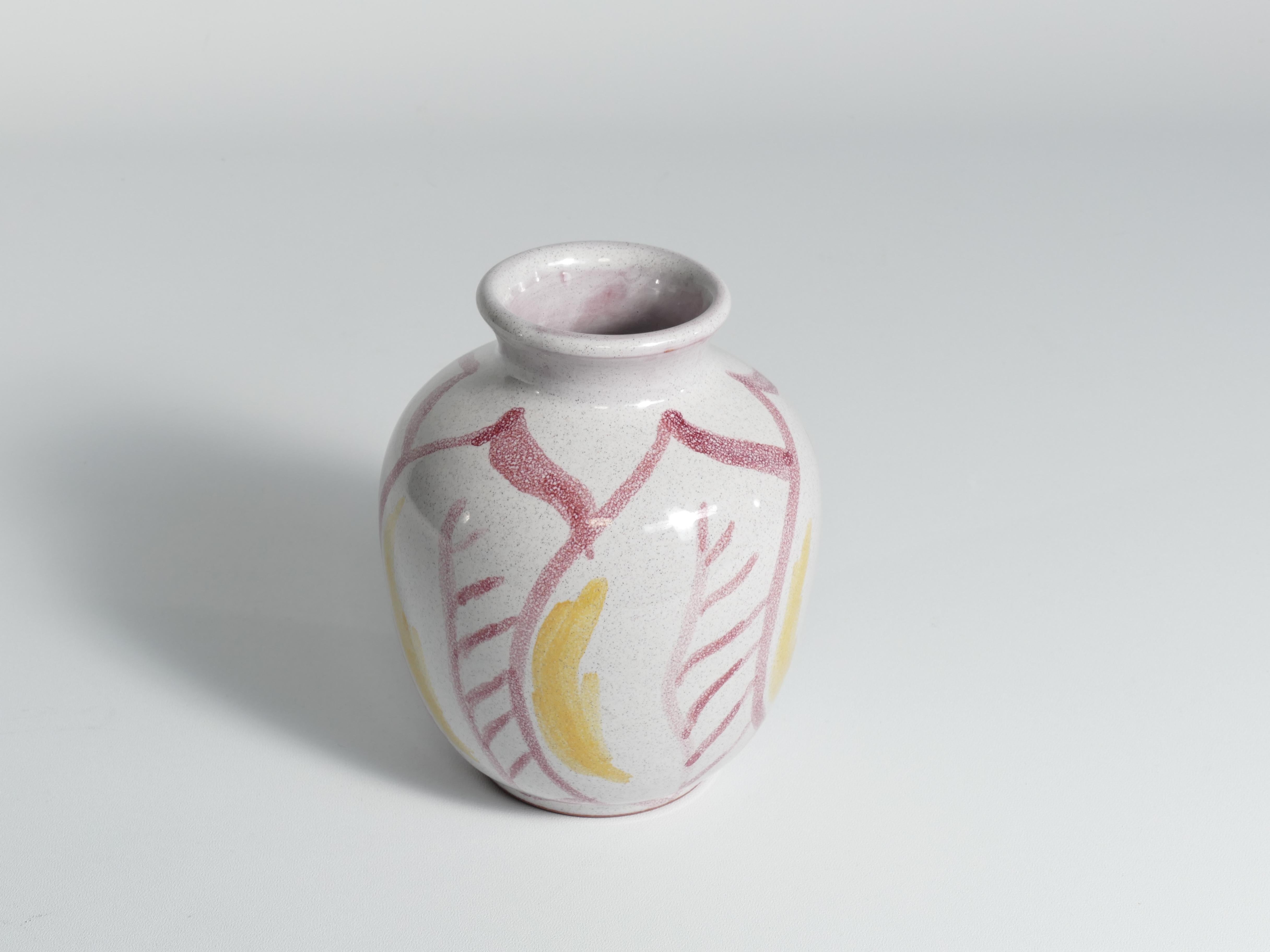 Scandinave moderne Vase scandinave moderne en céramique avec feuilles rouges et jaunes, Alingsås Keramik 1947 en vente