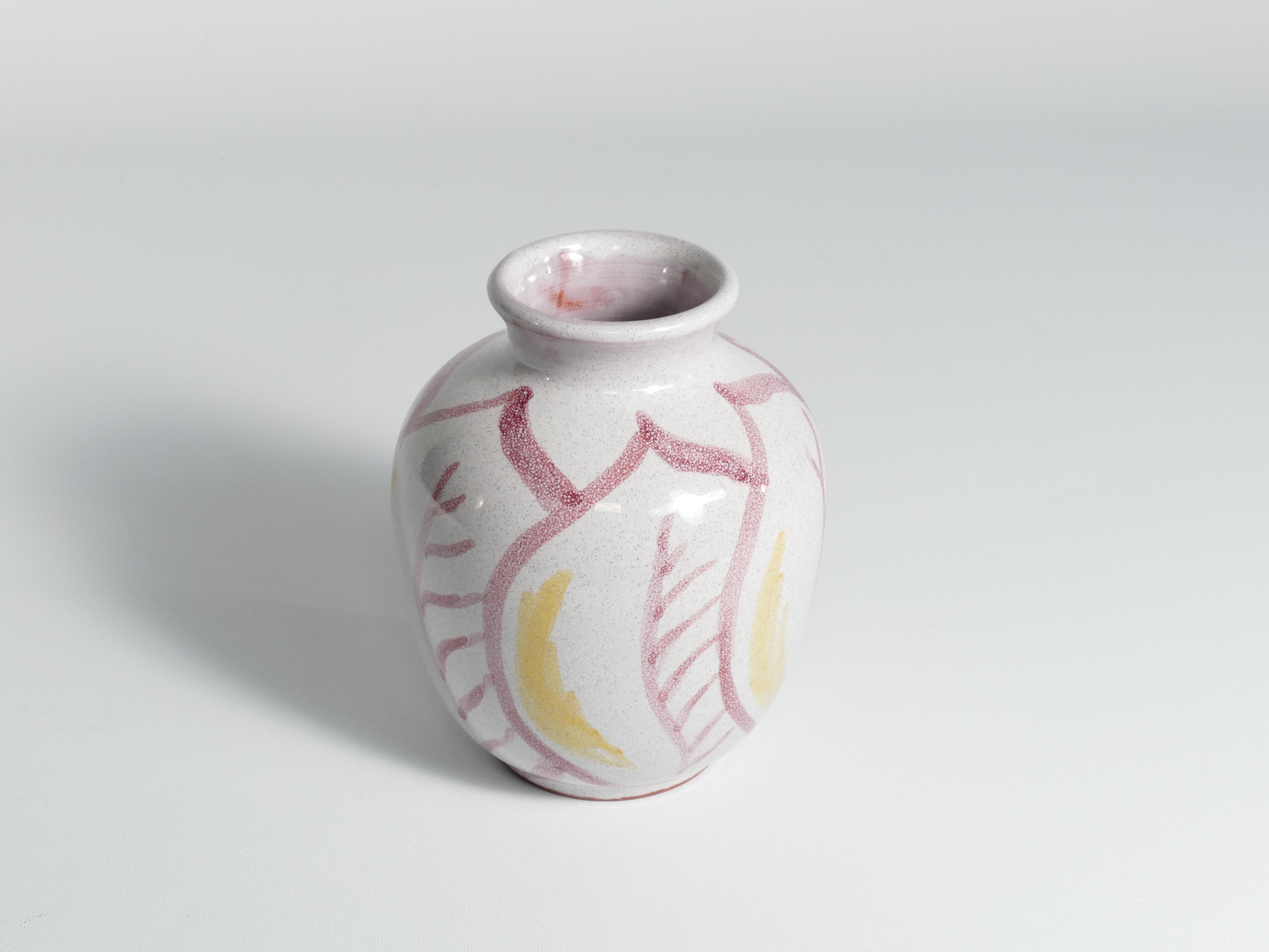 Suédois Vase scandinave moderne en céramique avec feuilles rouges et jaunes, Alingsås Keramik 1947 en vente