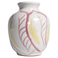 Skandinavische moderne Keramikvase mit roten und gelben Blättern, Alingsås Keramik 1947