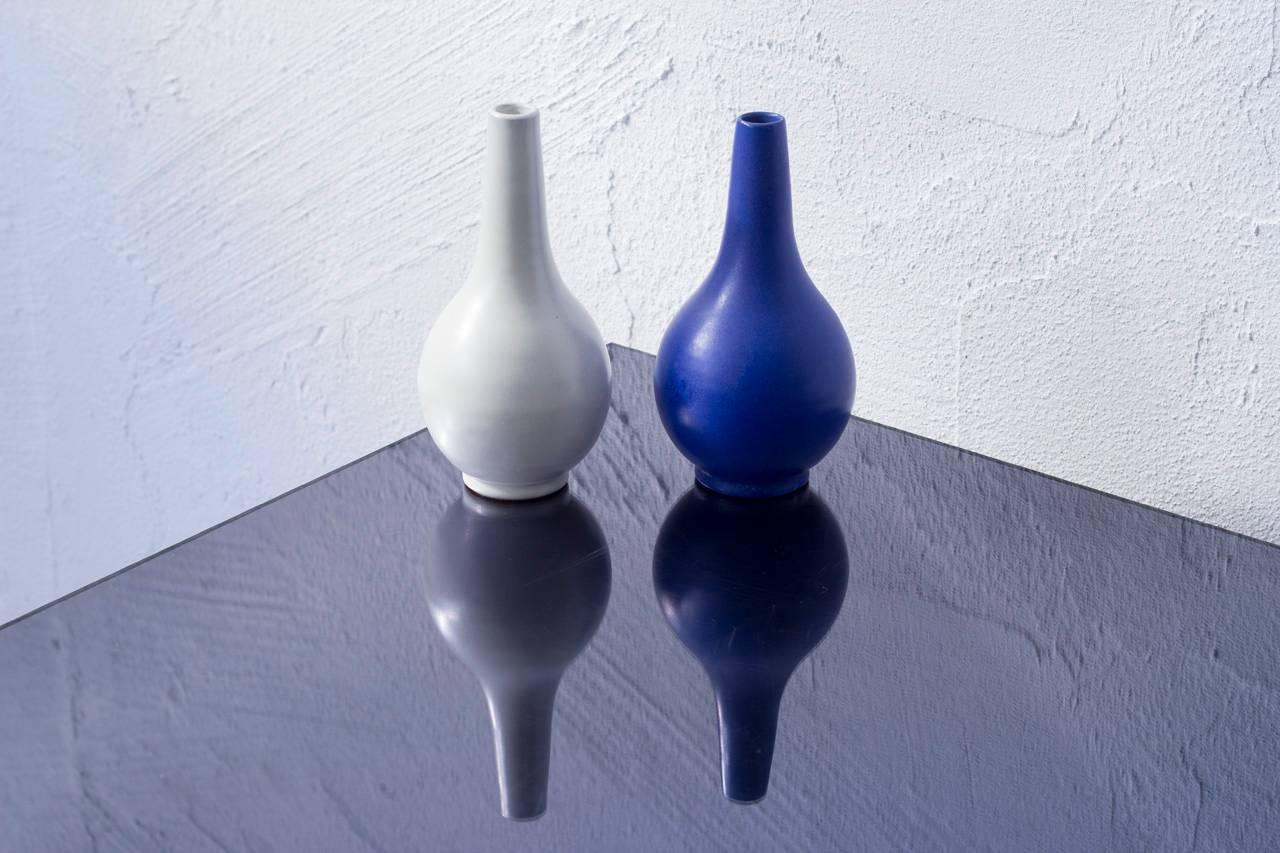 A pair of teardrop shaped vases by Swedish designer Vicke Lindstrand for Upsala
Ekeby produced during the 1940s. One vase with a white glaze, and one in a royal blue glaze. Signed “EKEBY V.L.”. Both in excellent condition.