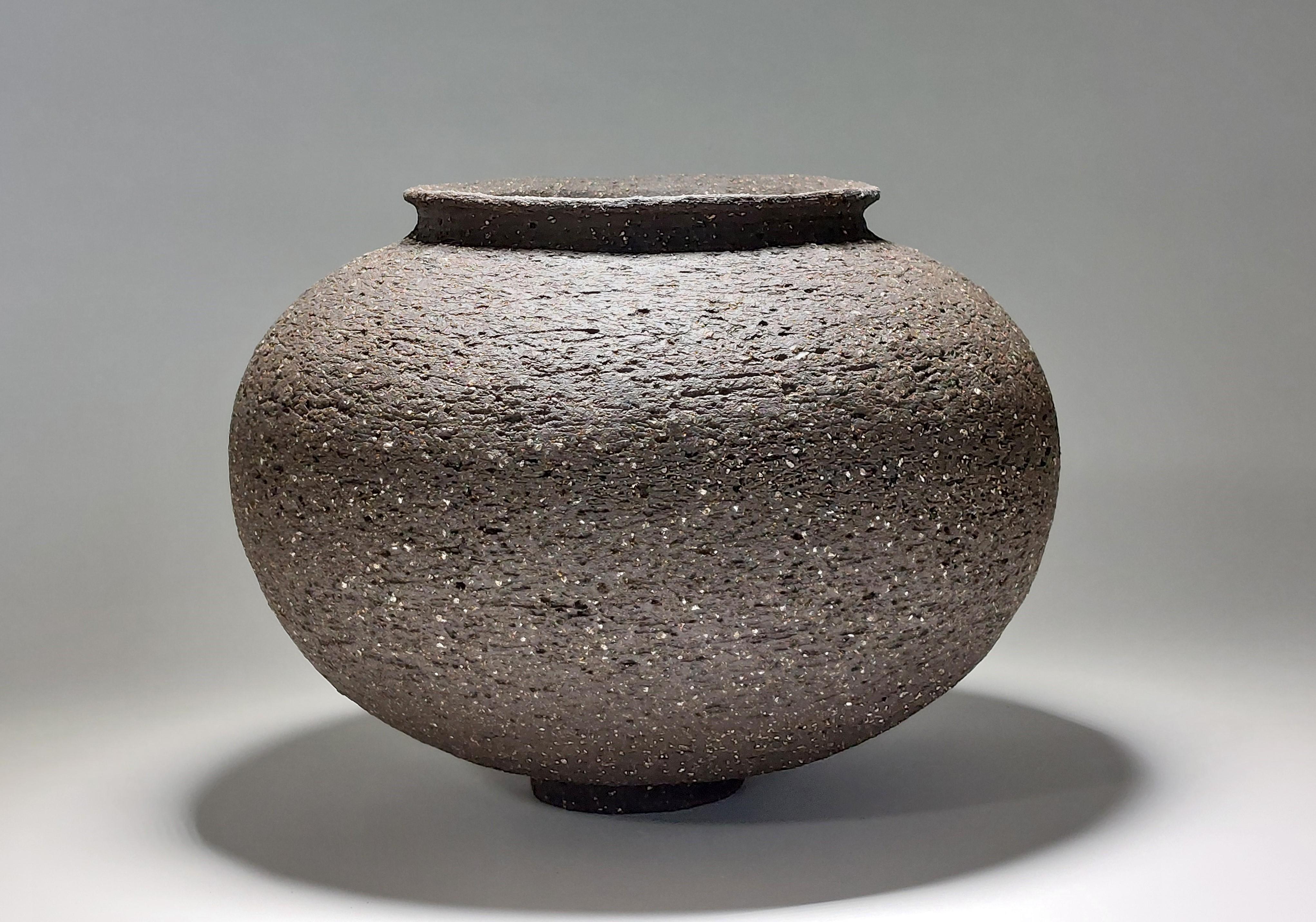 Contemporary Black Stoneware Ceramic Vessel by Rachel Peters, En Stock.

Esta vasija se ha construido a mano con arcilla de gres negro de Curso Vulcano utilizando el método tradicional de enrollado.   Refinada y acabada a mano para crear una hermosa
