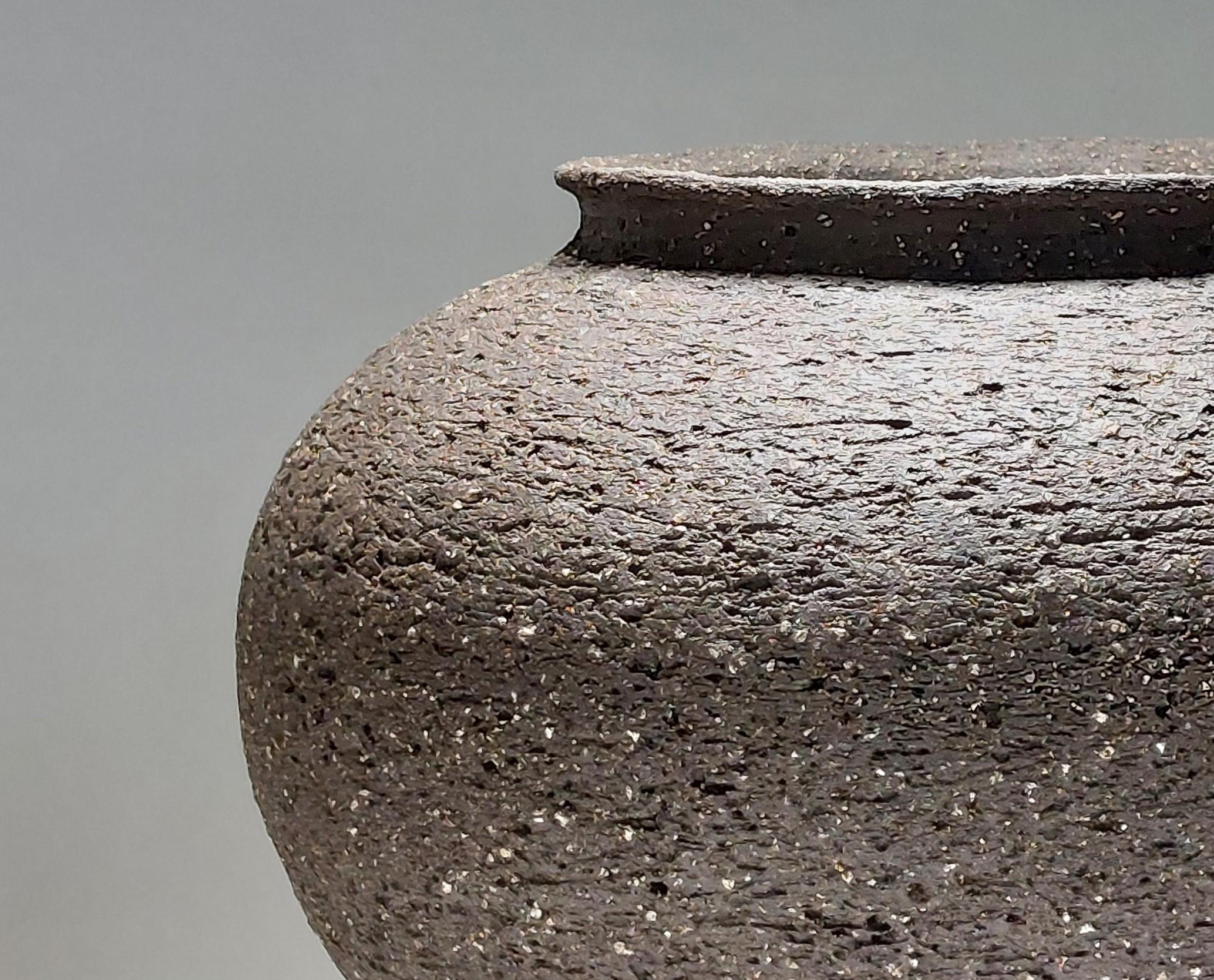 Contemporary Black Stoneware Ceramic Vessel by Rachel Peters, En Stock. Británico en venta