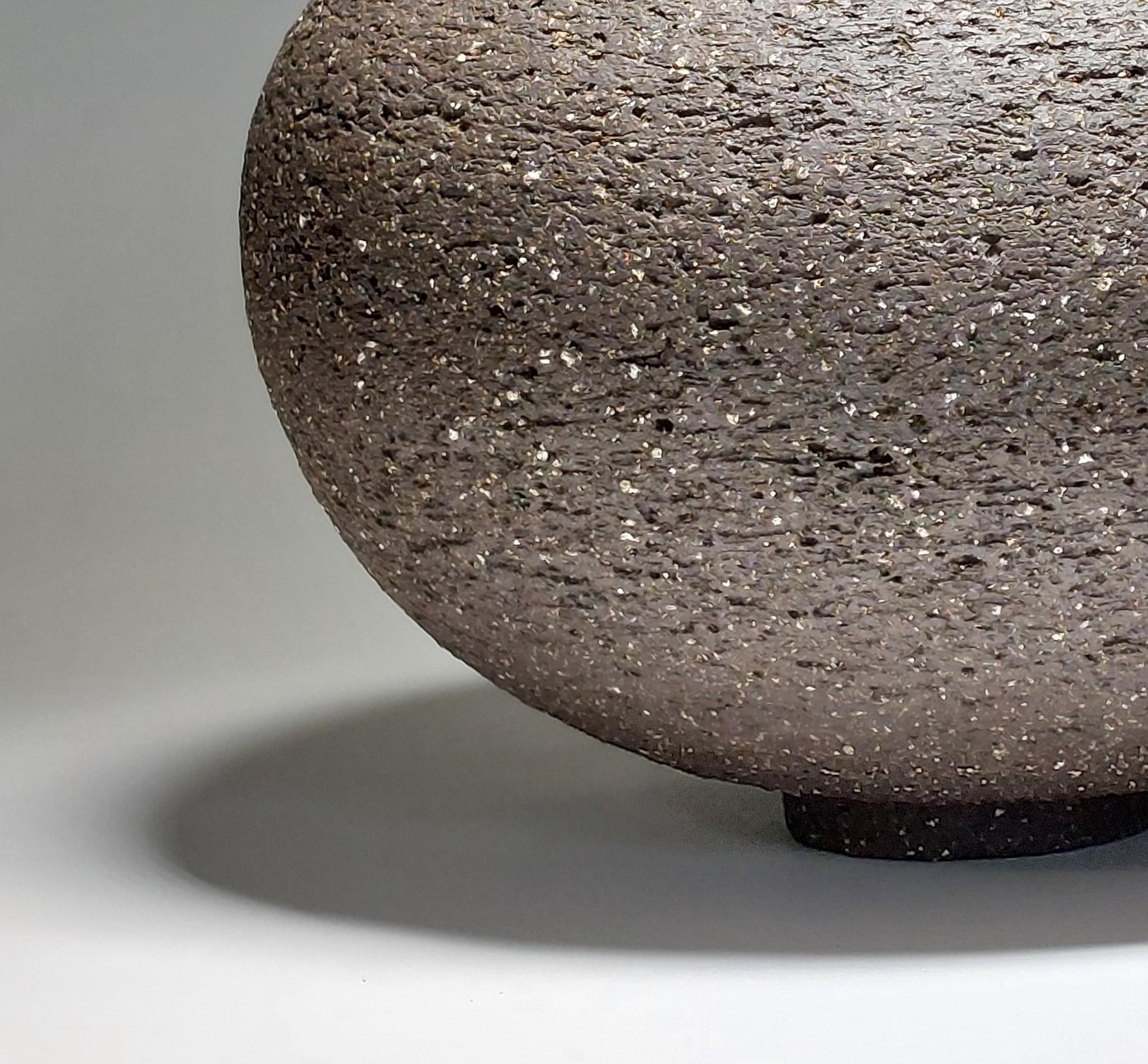 Contemporary Black Stoneware Ceramic Vessel by Rachel Peters, En Stock. Hecho a mano en venta