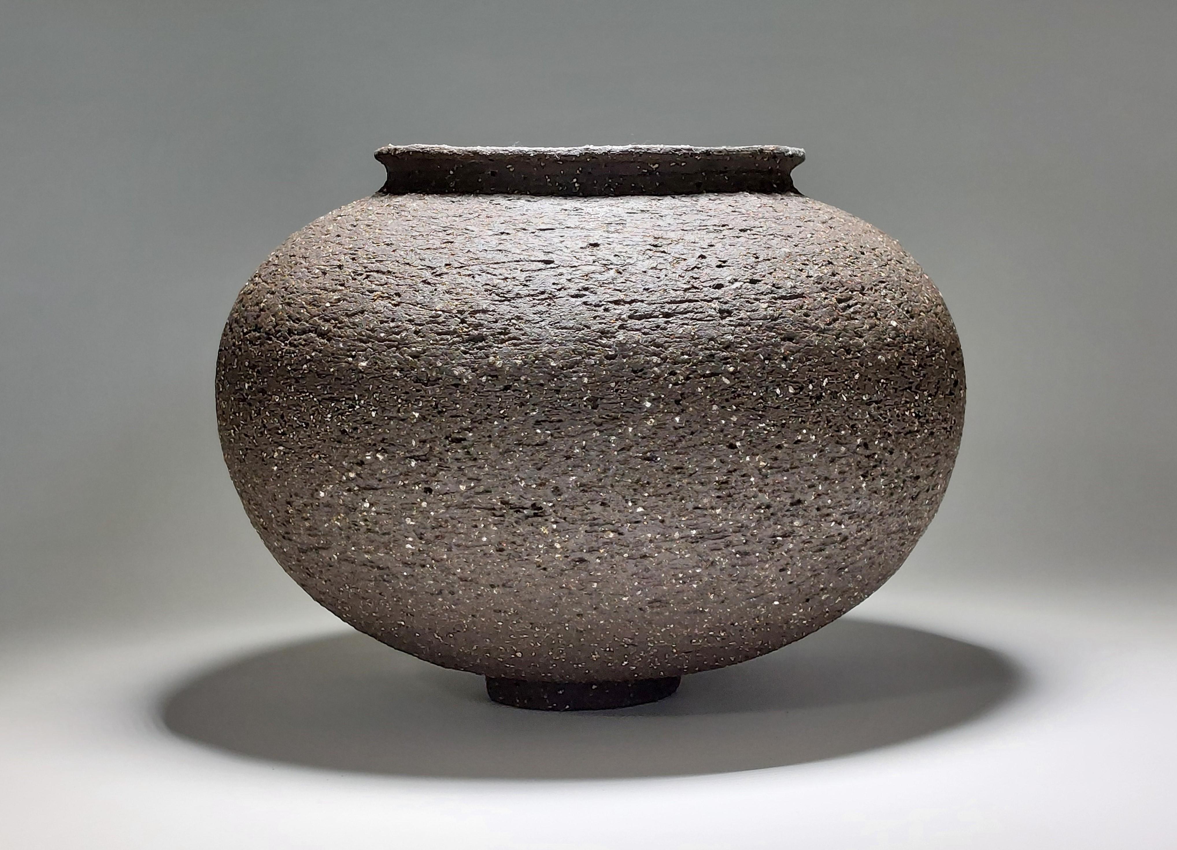 Contemporary Black Stoneware Ceramic Vessel by Rachel Peters, En Stock. Siglo XXI y contemporáneo en venta