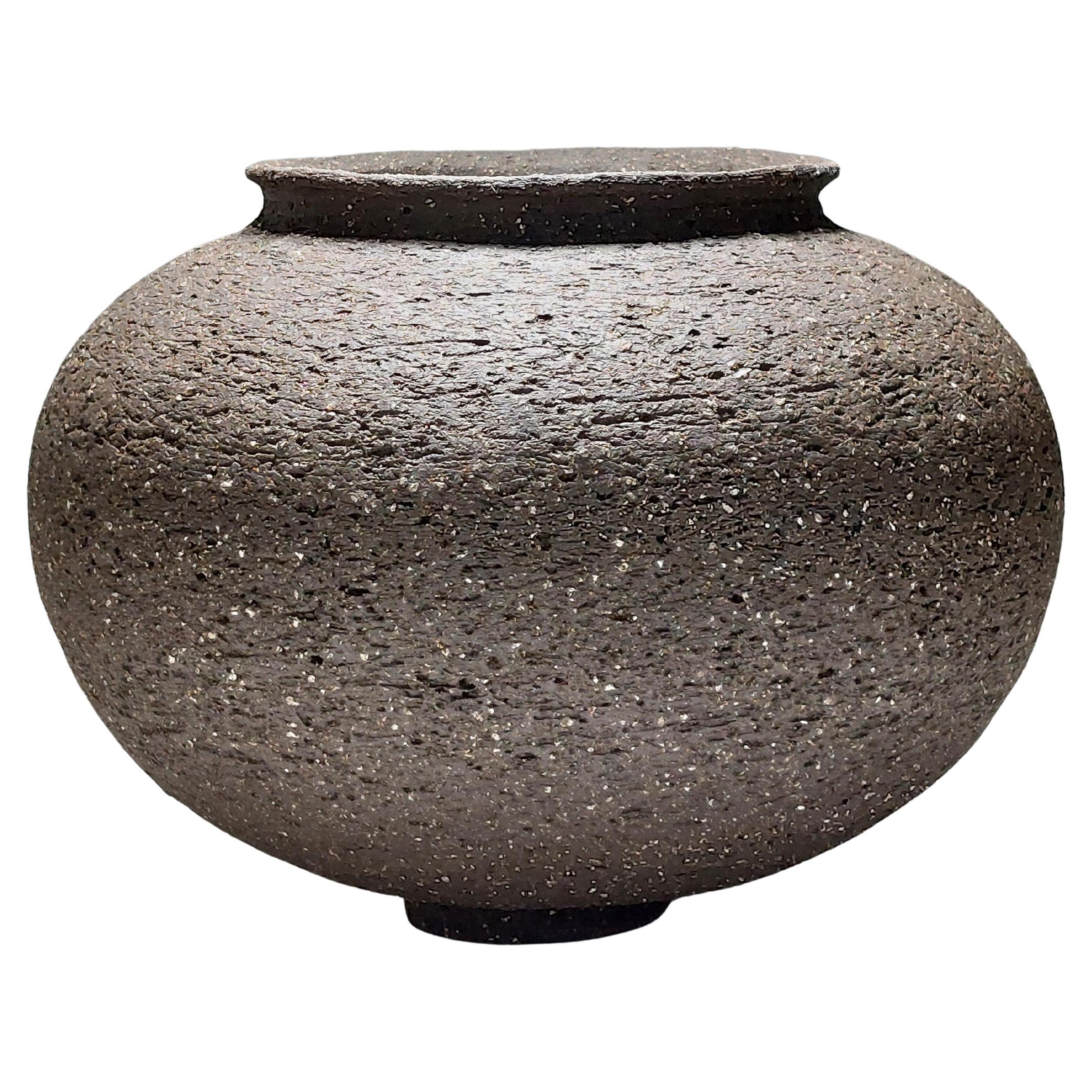 Contemporary Black Stoneware Ceramic Vessel by Rachel Peters, En Stock. en venta