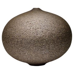 Vaso contemporaneo in ceramica di gres nero di Rachel Peters, In magazzino.