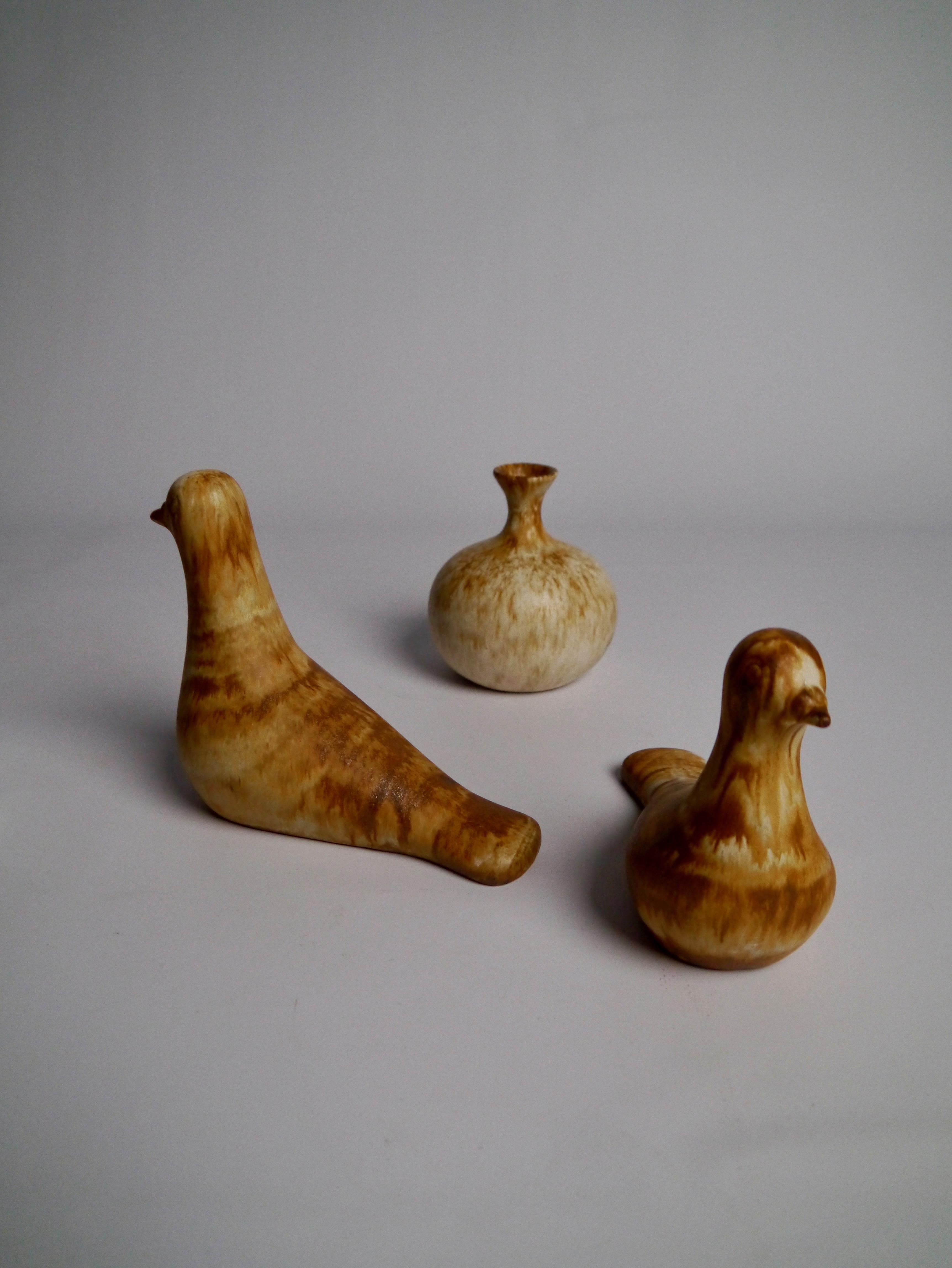 Ensemble composé de deux figurines d'oiseaux en céramique et d'un vase en céramique, tous fabriqués chez EGO Stengods (1966-1988)  à Lidköping, en Suède, dans les années 1970. Vase moulé à la main et signé 
