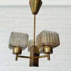 Lustre moderne scandinave, laiton et verre, trois branches, Suède, années 1960