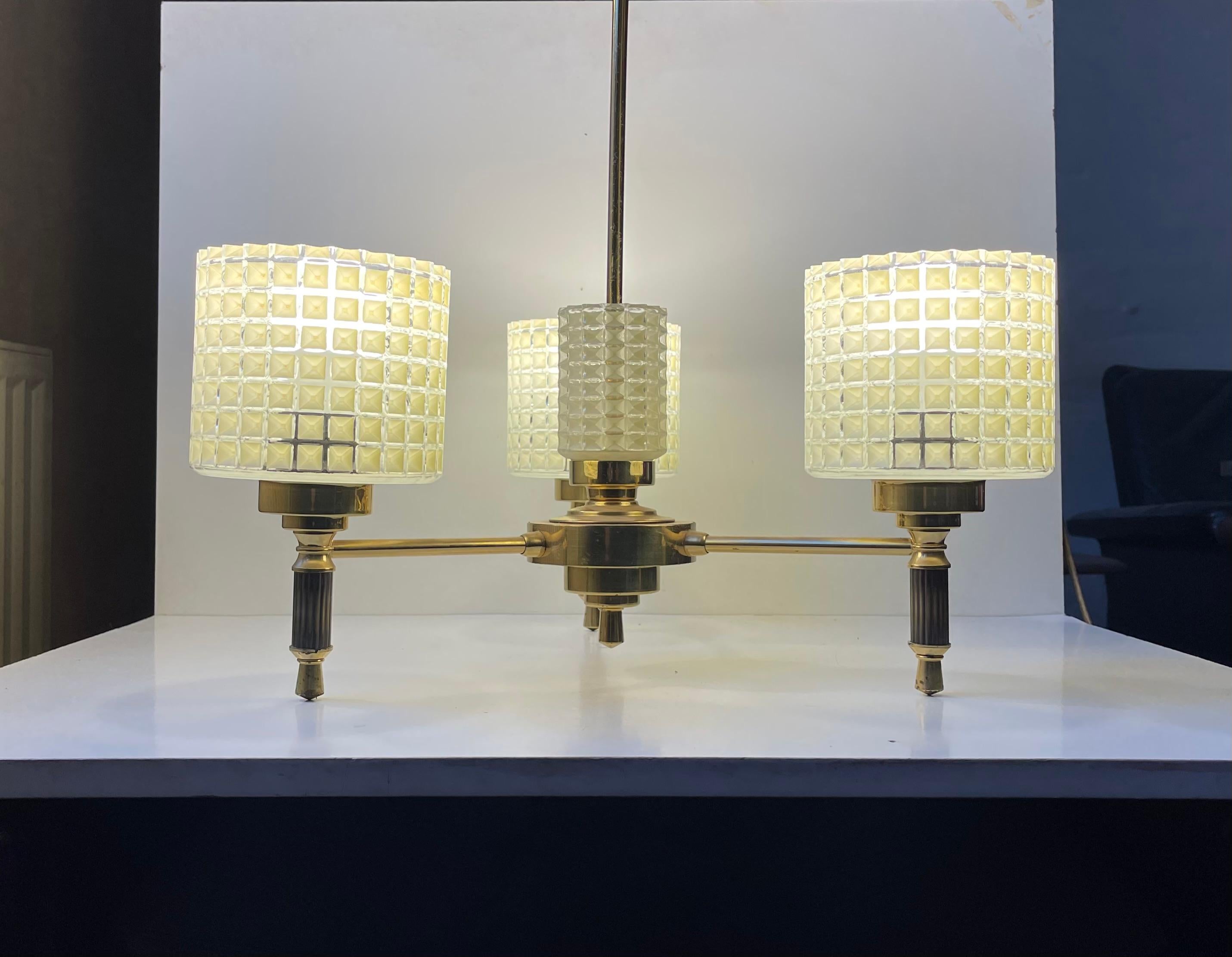 Una lampada a sospensione a tre tonalità ben fatta con sottili dettagli midcentury. È realizzato in ottone e i 3 paralumi sono in vetro cialde verniciato. Viene fornito completamente funzionante, con baldacchino, stelo e asta in ottone originali.