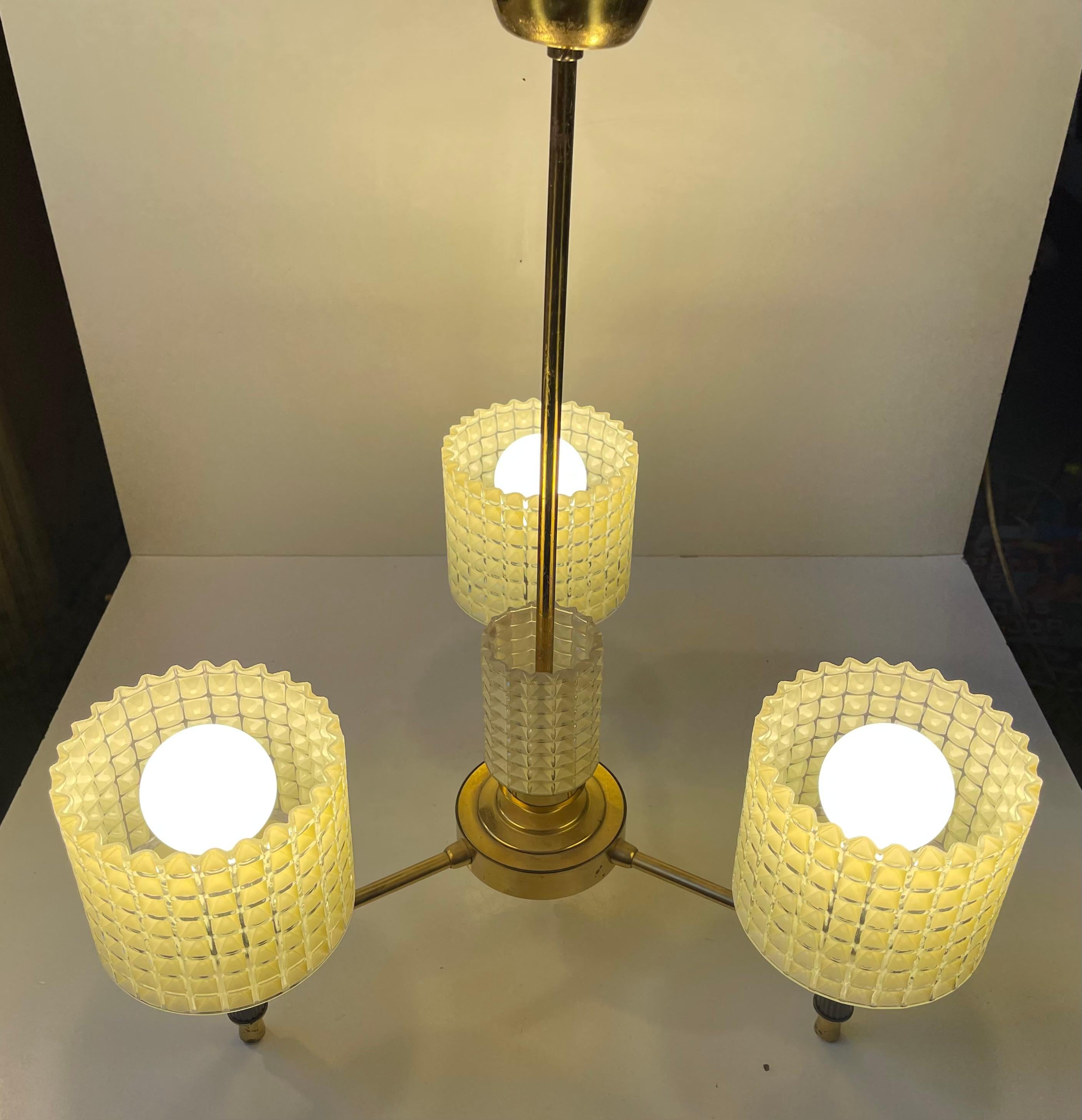 Europeo Lampadario moderno scandinavo in ottone e vetro Waffle, anni '60 in vendita