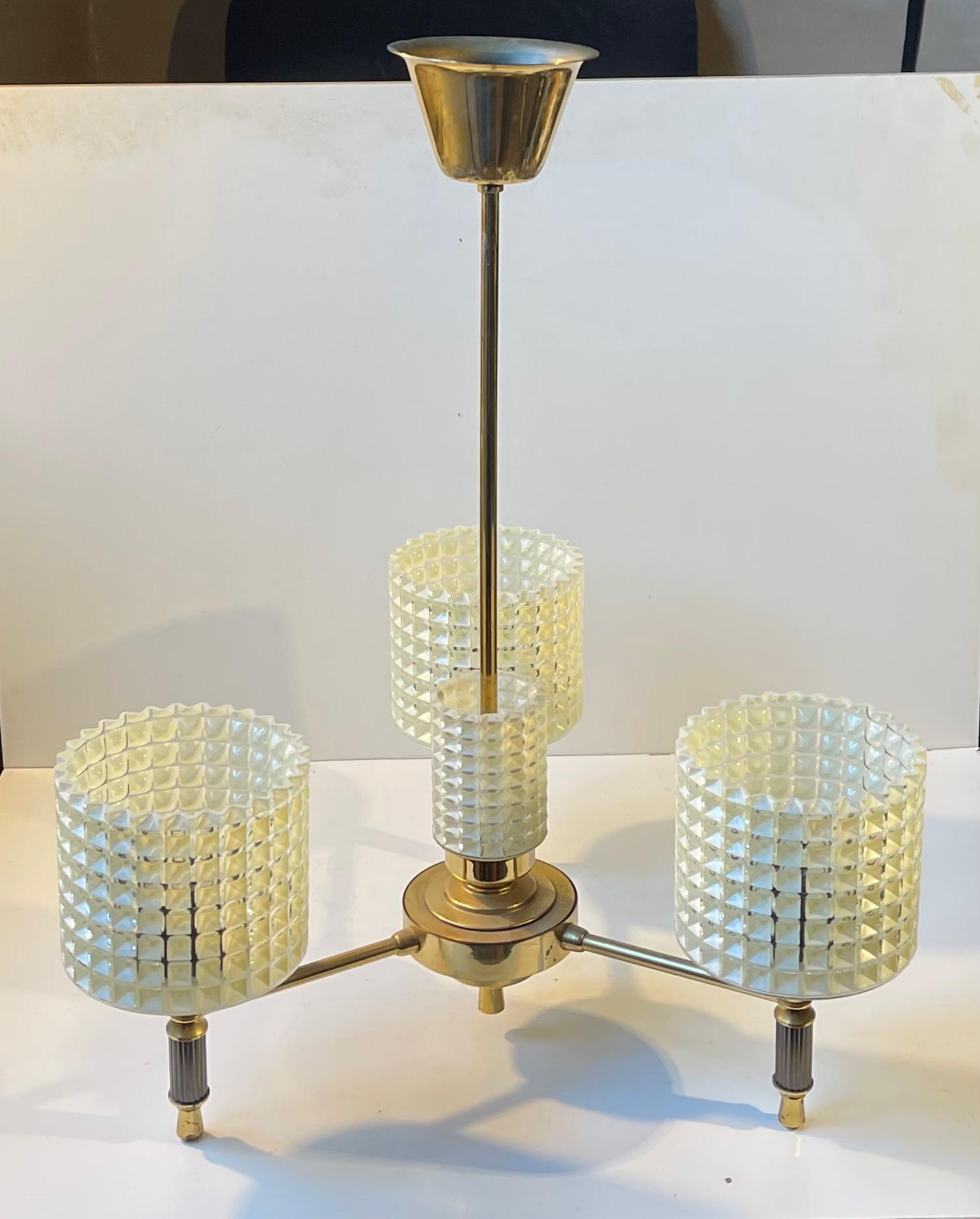 Lampadario moderno scandinavo in ottone e vetro Waffle, anni '60 In condizioni buone in vendita a Esbjerg, DK