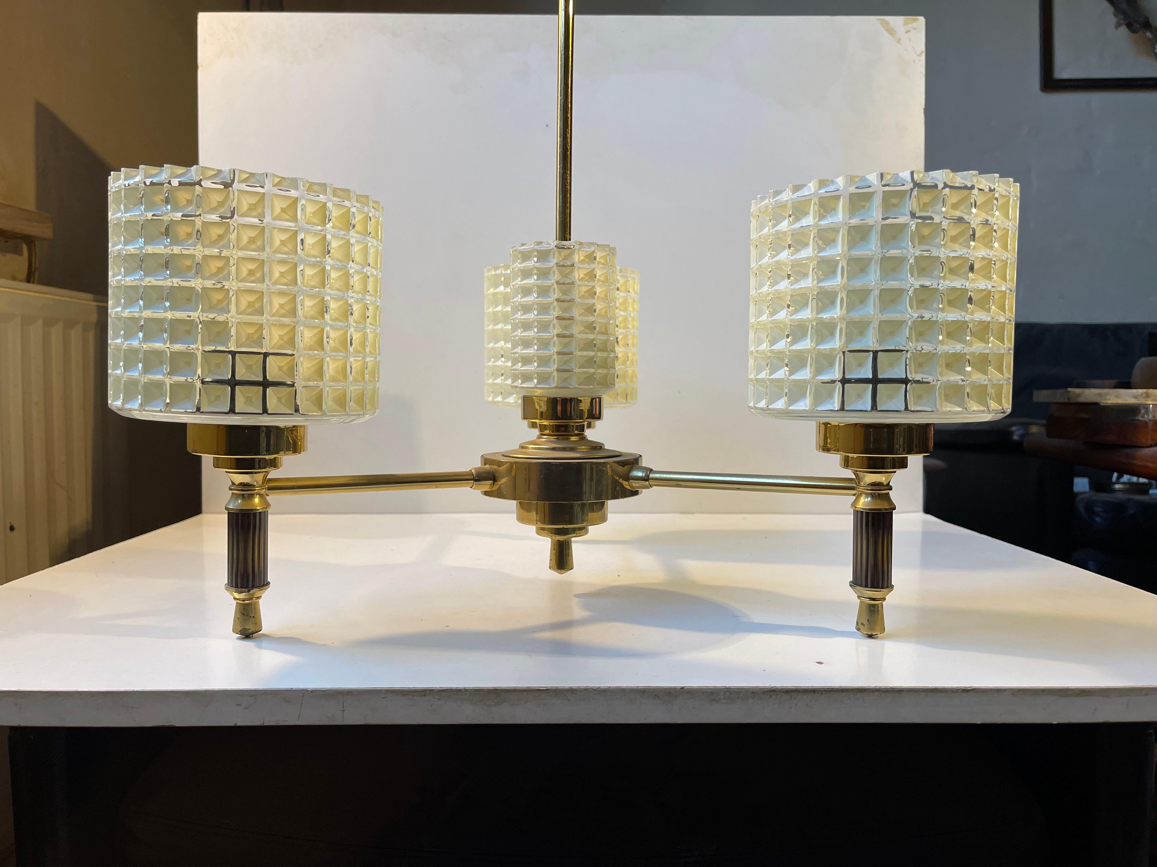 Lampadario moderno scandinavo in ottone e vetro Waffle, anni '60 in vendita 1