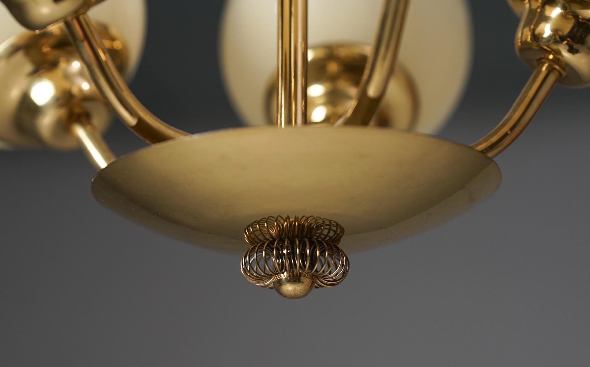 Scandinavian Modern Chandelier in Style of Paavo Tynell, Finland, 1950s mediados del siglo XX en venta