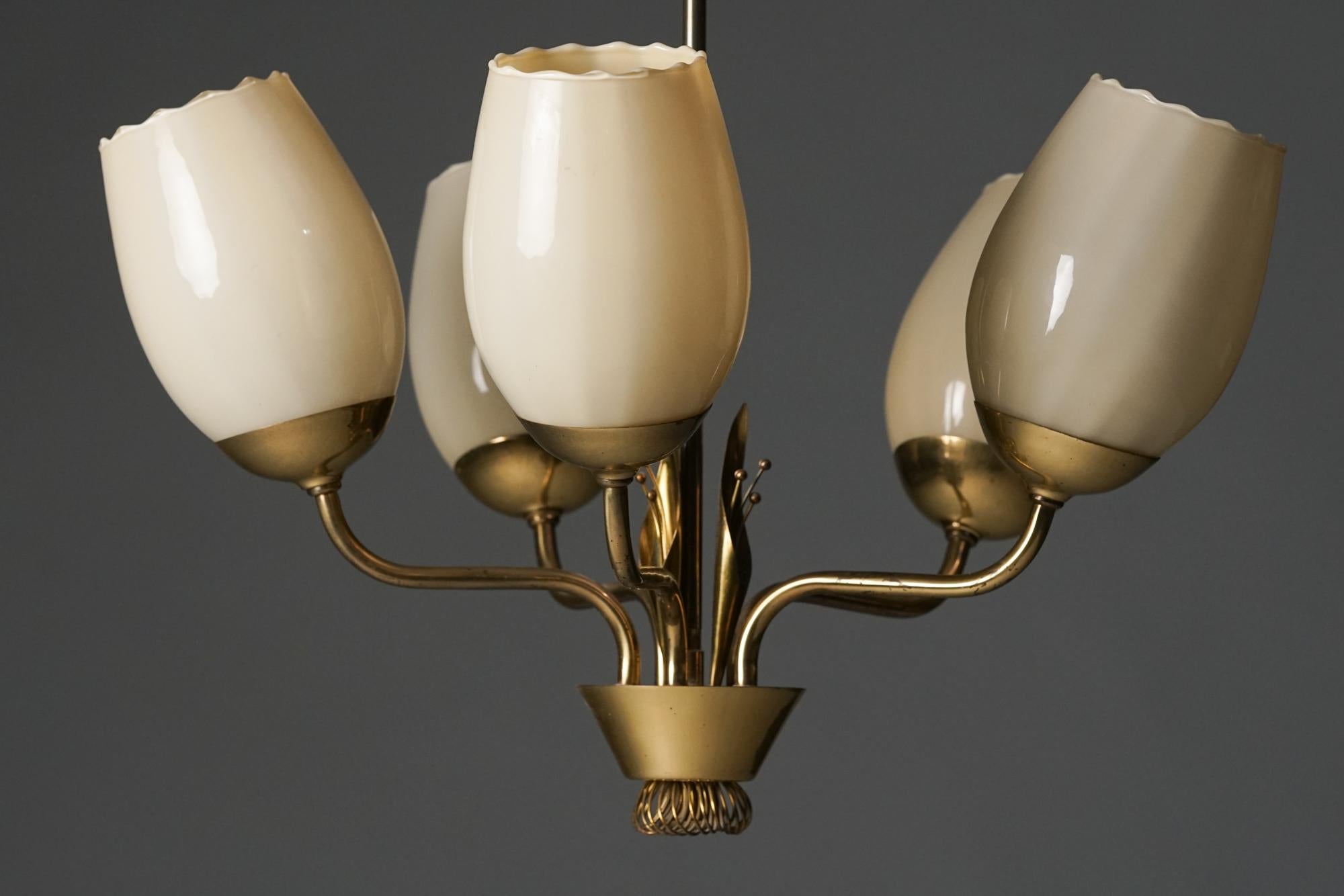 Lampadario The Modern Scandinavian, disegnato da Mauri Almari e prodotto da Idman Oy, anni '50. Struttura in ottone con paralumi in vetro. Buone condizioni vintage, lieve patina coerente con l'età e l'uso. 
