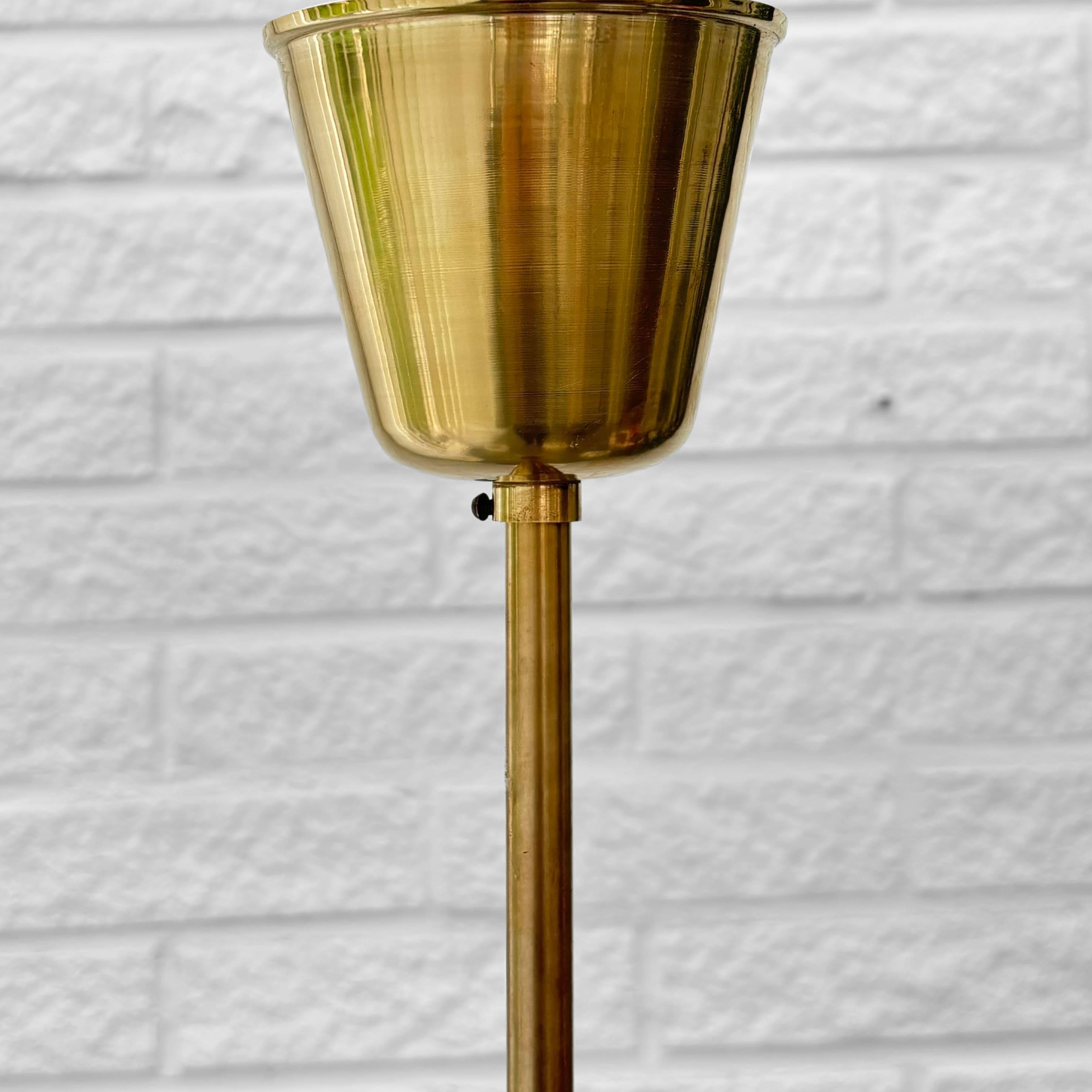Lampadario moderno scandinavo a cinque bracci, ottone e vetro, Svezia, anni '40 in vendita 3