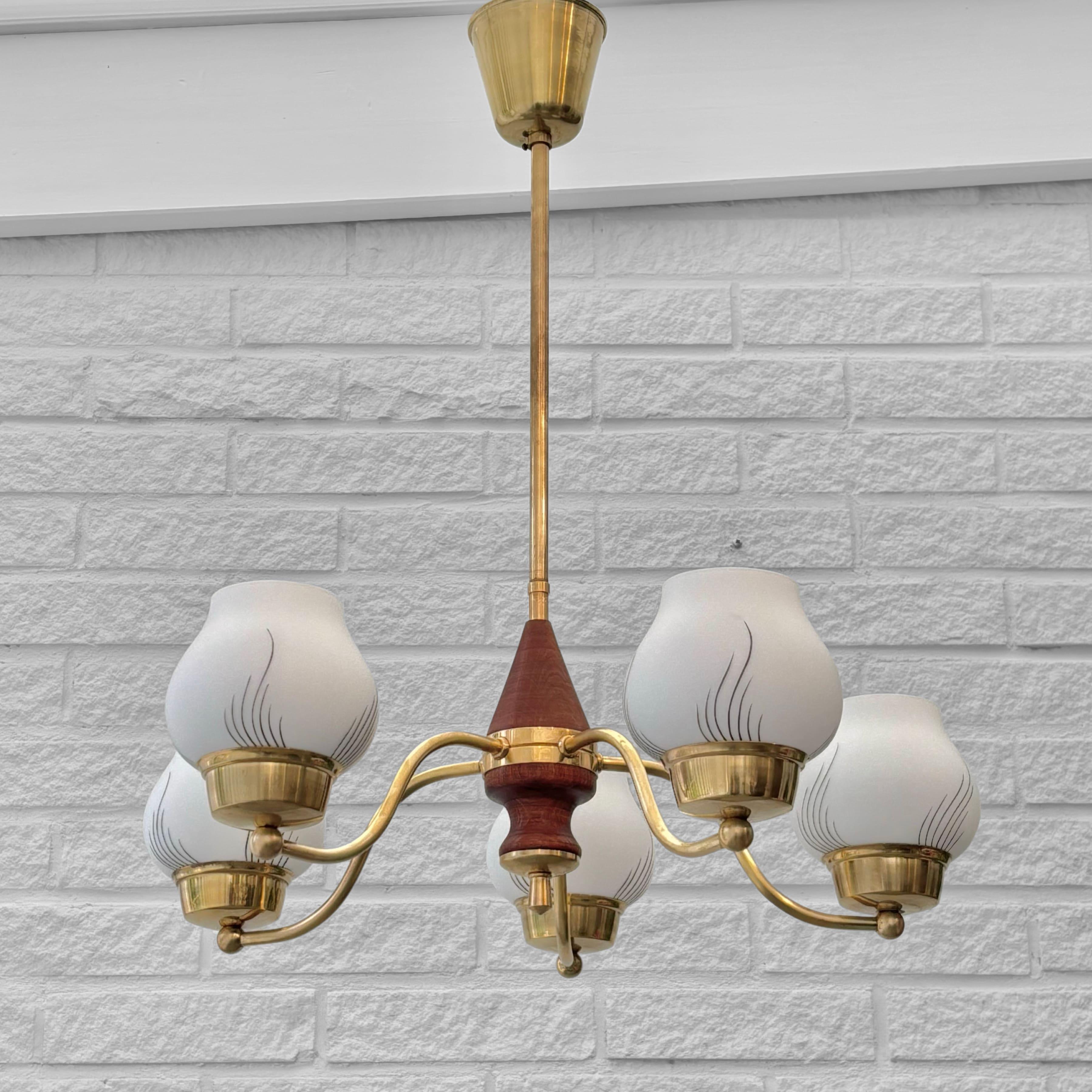 Scandinavo moderno Lampadario moderno scandinavo a cinque bracci, ottone e vetro, Svezia, anni '40 in vendita