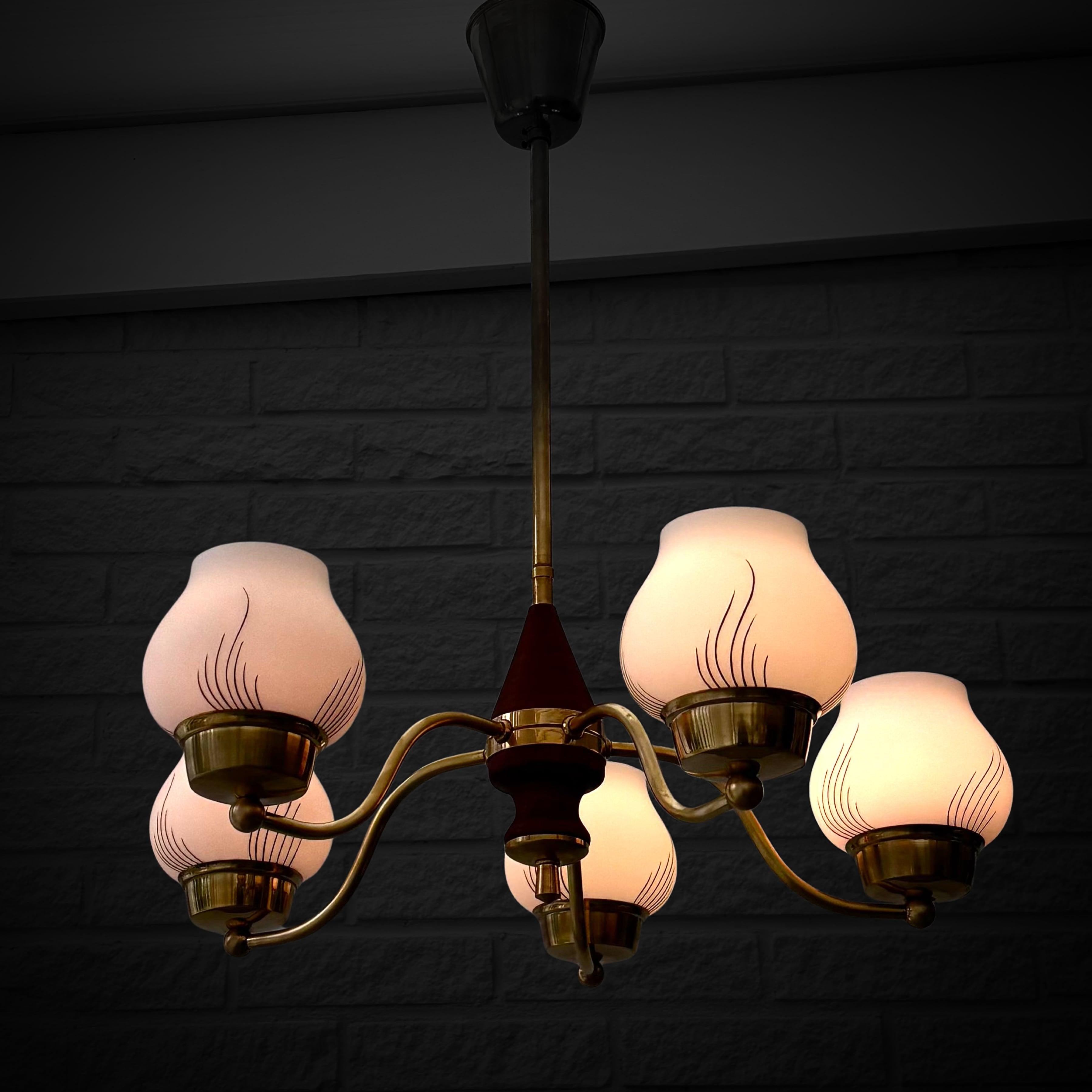 Svedese Lampadario moderno scandinavo a cinque bracci, ottone e vetro, Svezia, anni '40 in vendita