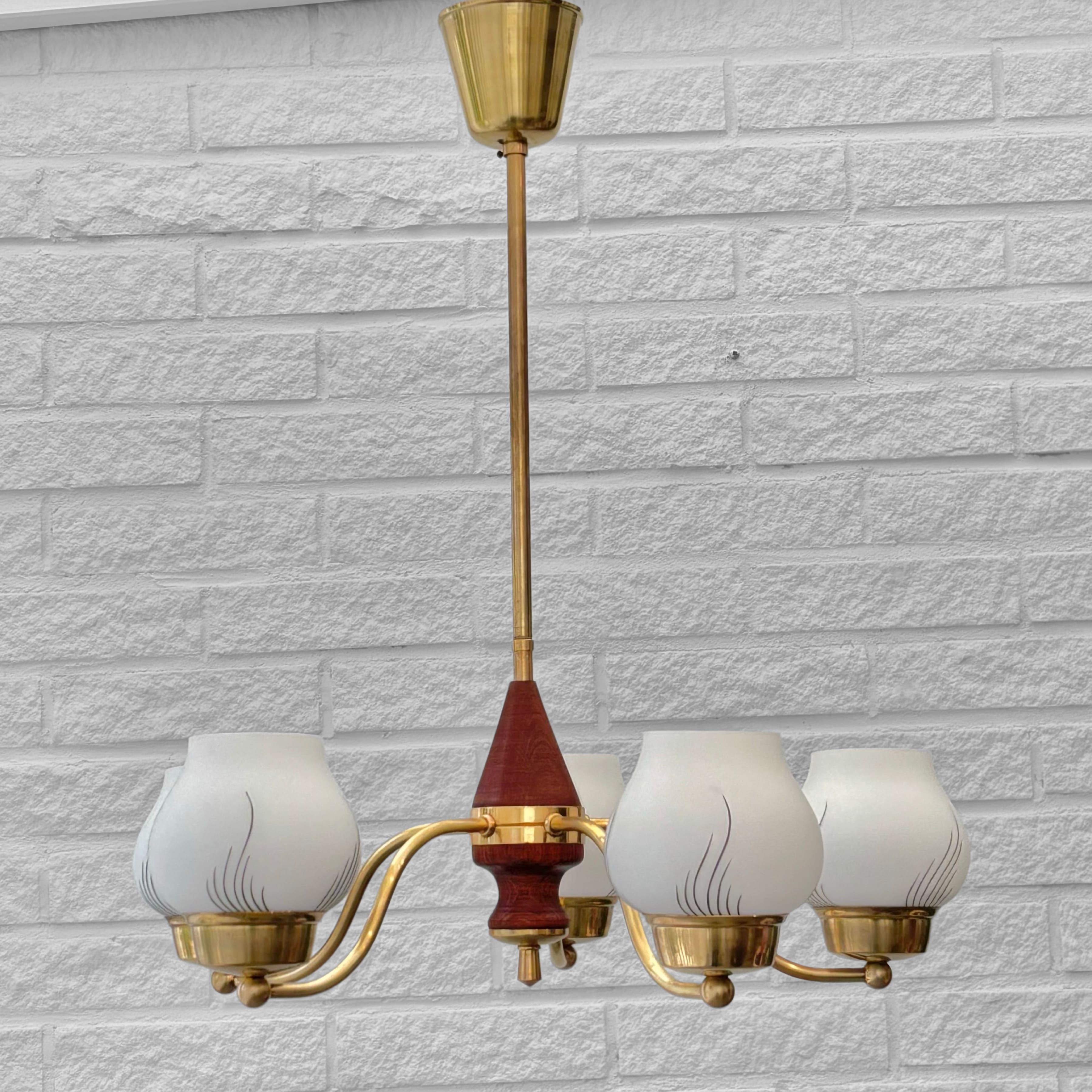 Lampadario moderno scandinavo a cinque bracci, ottone e vetro, Svezia, anni '40 In condizioni buone in vendita a Forserum, SE