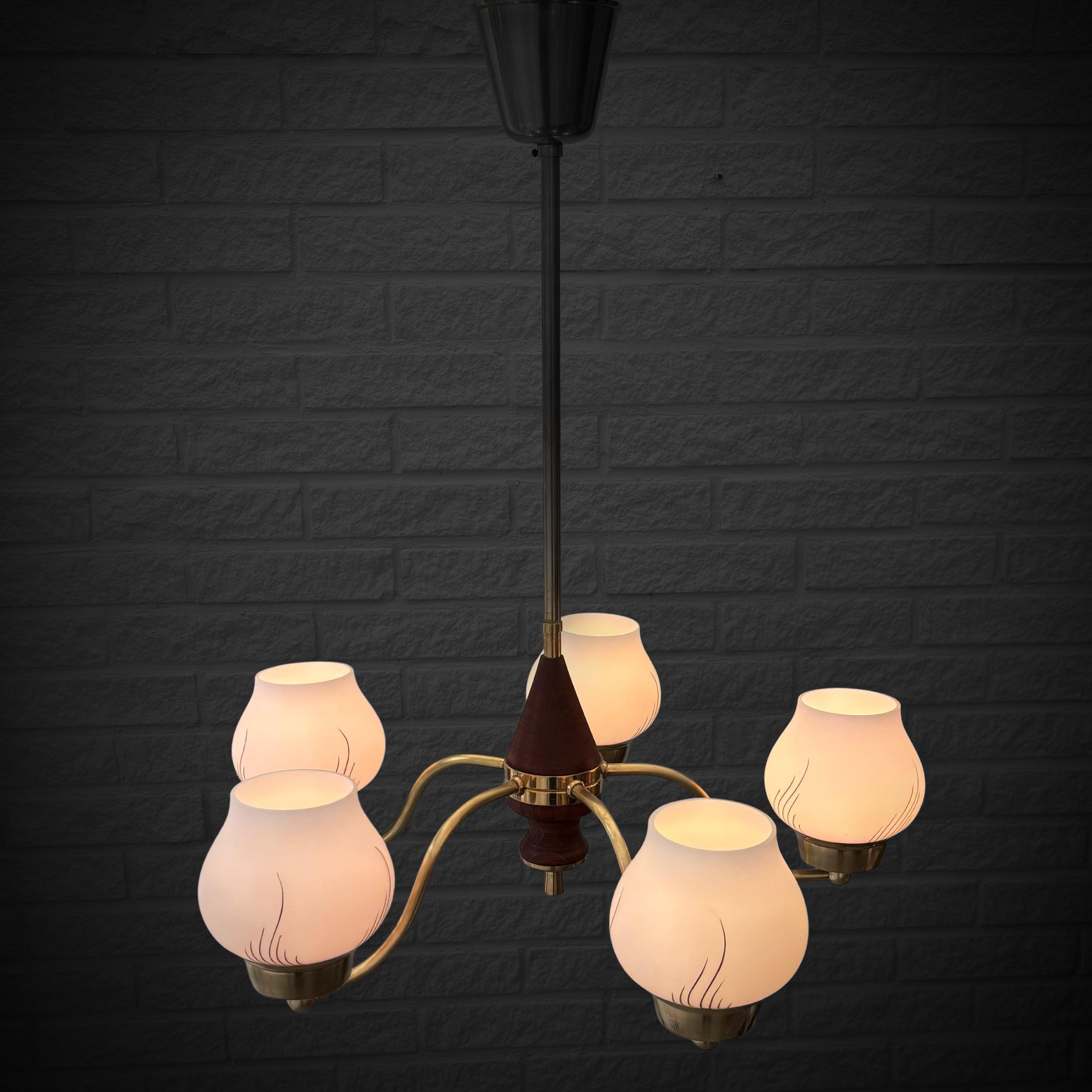 Metà XX secolo Lampadario moderno scandinavo a cinque bracci, ottone e vetro, Svezia, anni '40 in vendita