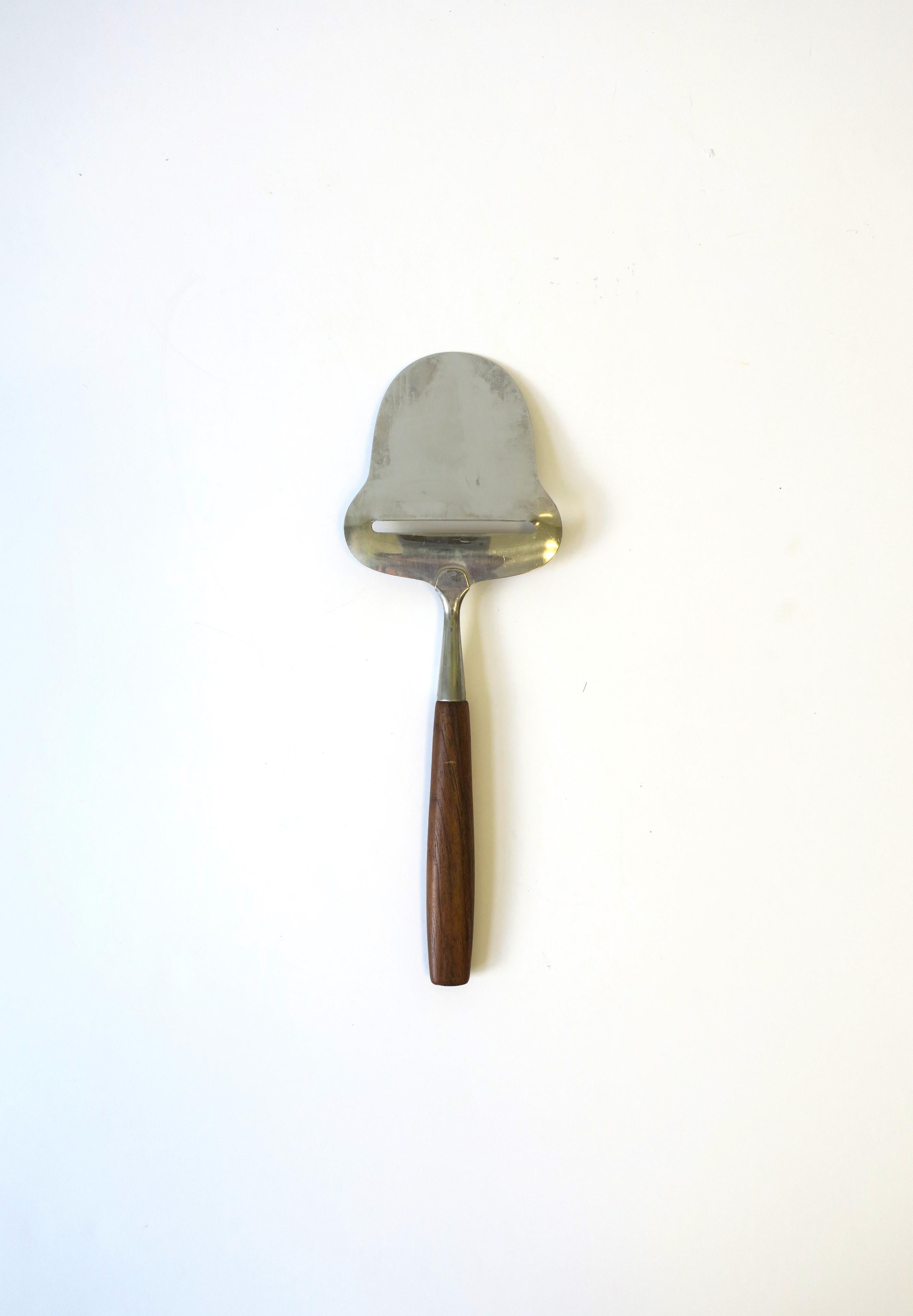 Cortadora de queso de la época moderna escandinava noruega, según el inventor Thor Bjørklund, hacia mediados del siglo XX, Noruega. La cortadora de queso es un invento noruego de Thor Bjørklund. Una pieza a la vez bella y funcional está en el estilo