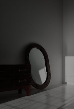 Skandinavische Moderne Kommode und Spiegel aus dunkel gebeiztem Kiefernholz, Brutalismus, Schweden, 1970er Jahre