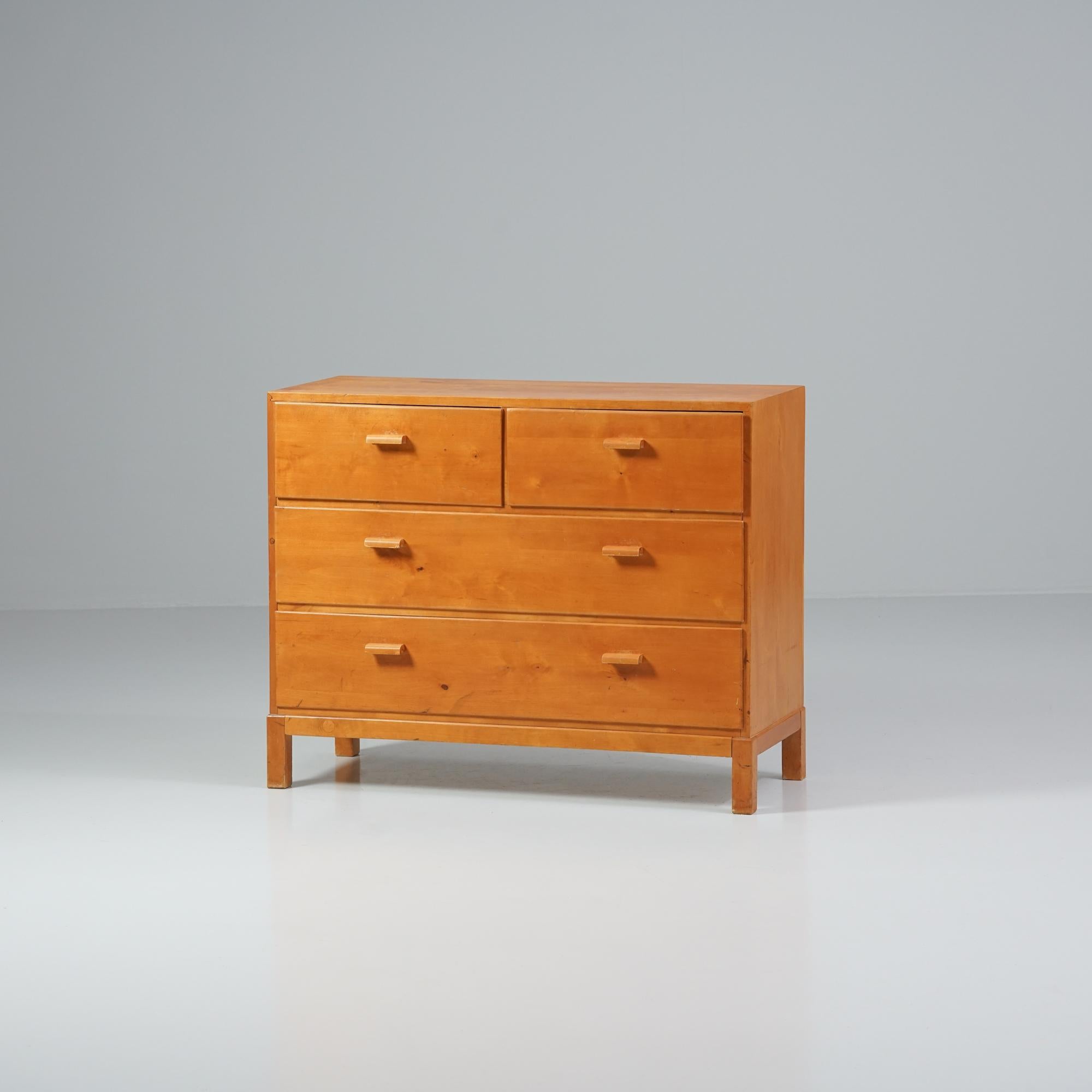 Commode, fabriquée en Finlande, années 1940/1950. Birch. Bon état vintage, patine d'usage. 