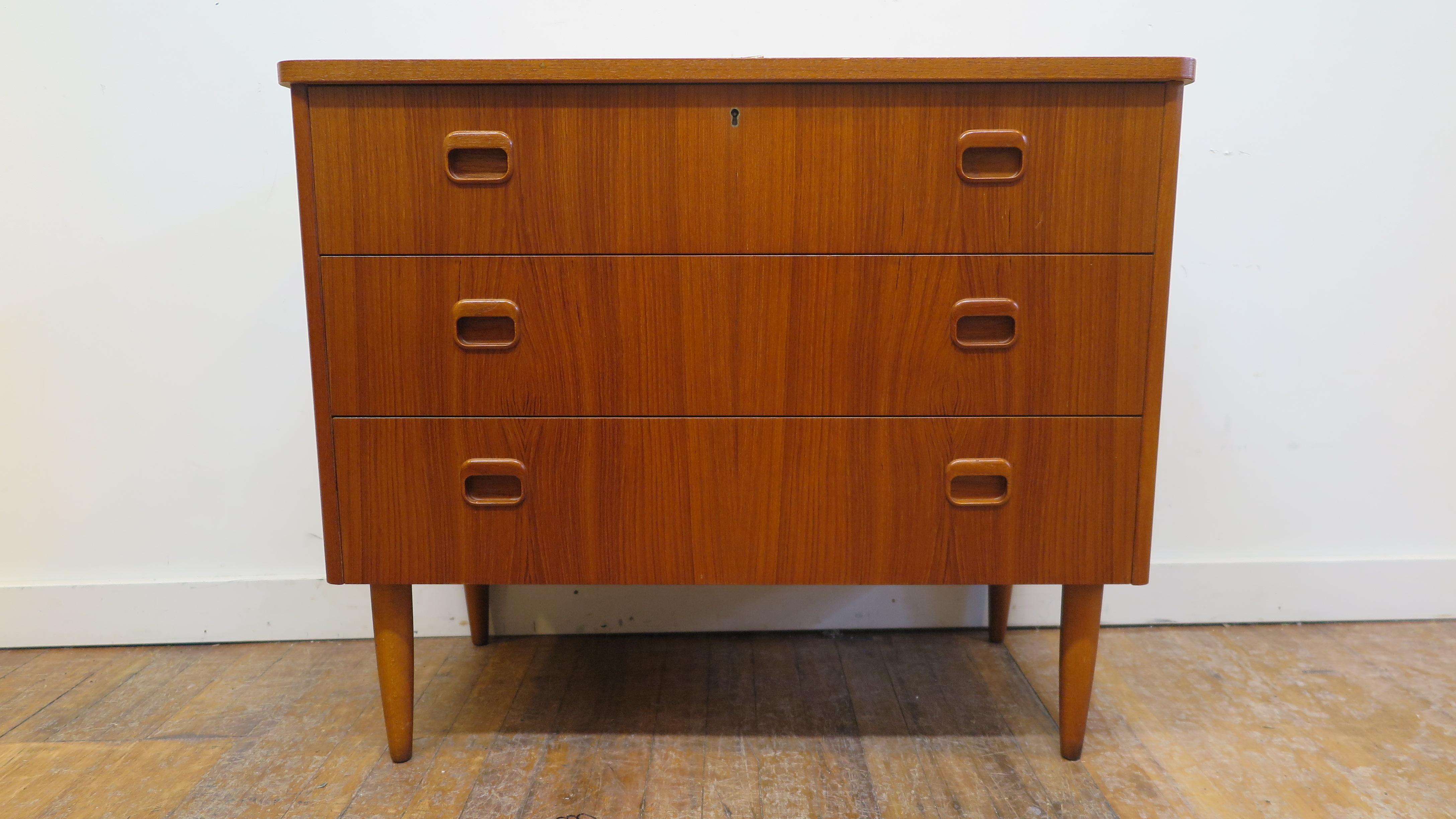 Scandinavian Modern Chest of Drawers In Good Condition In New York, NY