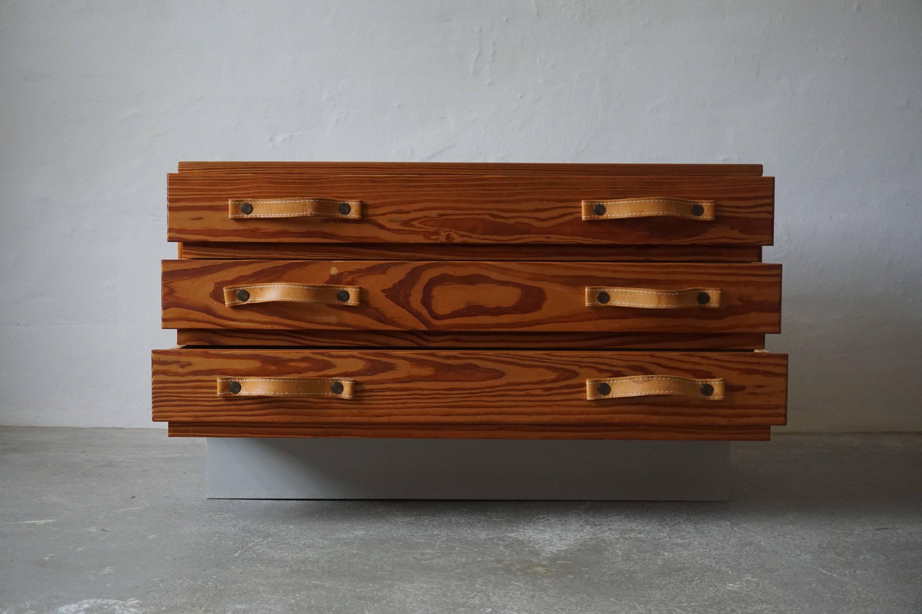 Scandinavian Modern Chest of Drawers in Oregon Pine and Patinated Leather, 1970s In Good Condition In Odense, DK