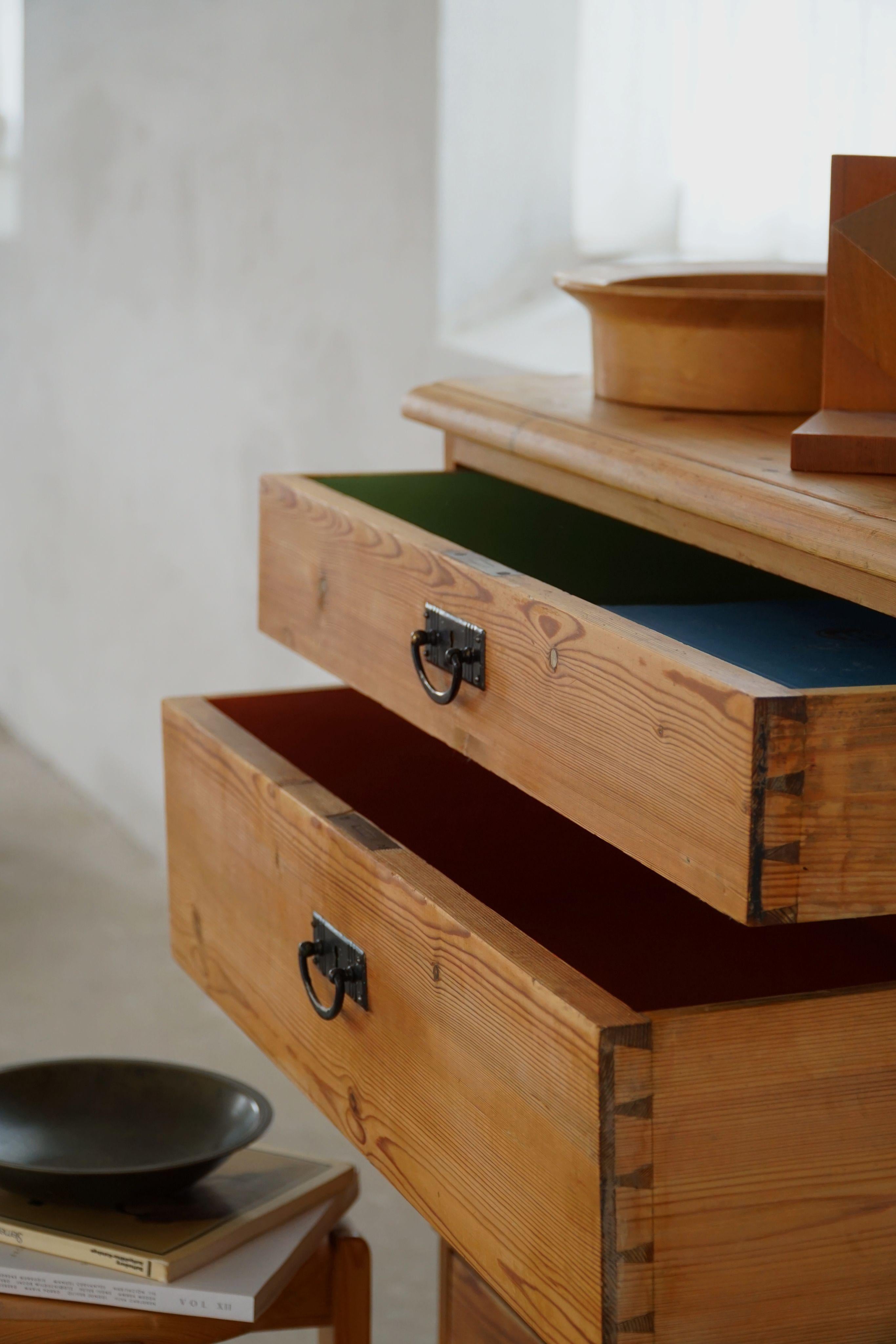 Scandinavian Modern Chest of Drawers in Pine, Danish Cabinetmaker, 1930s For Sale 13