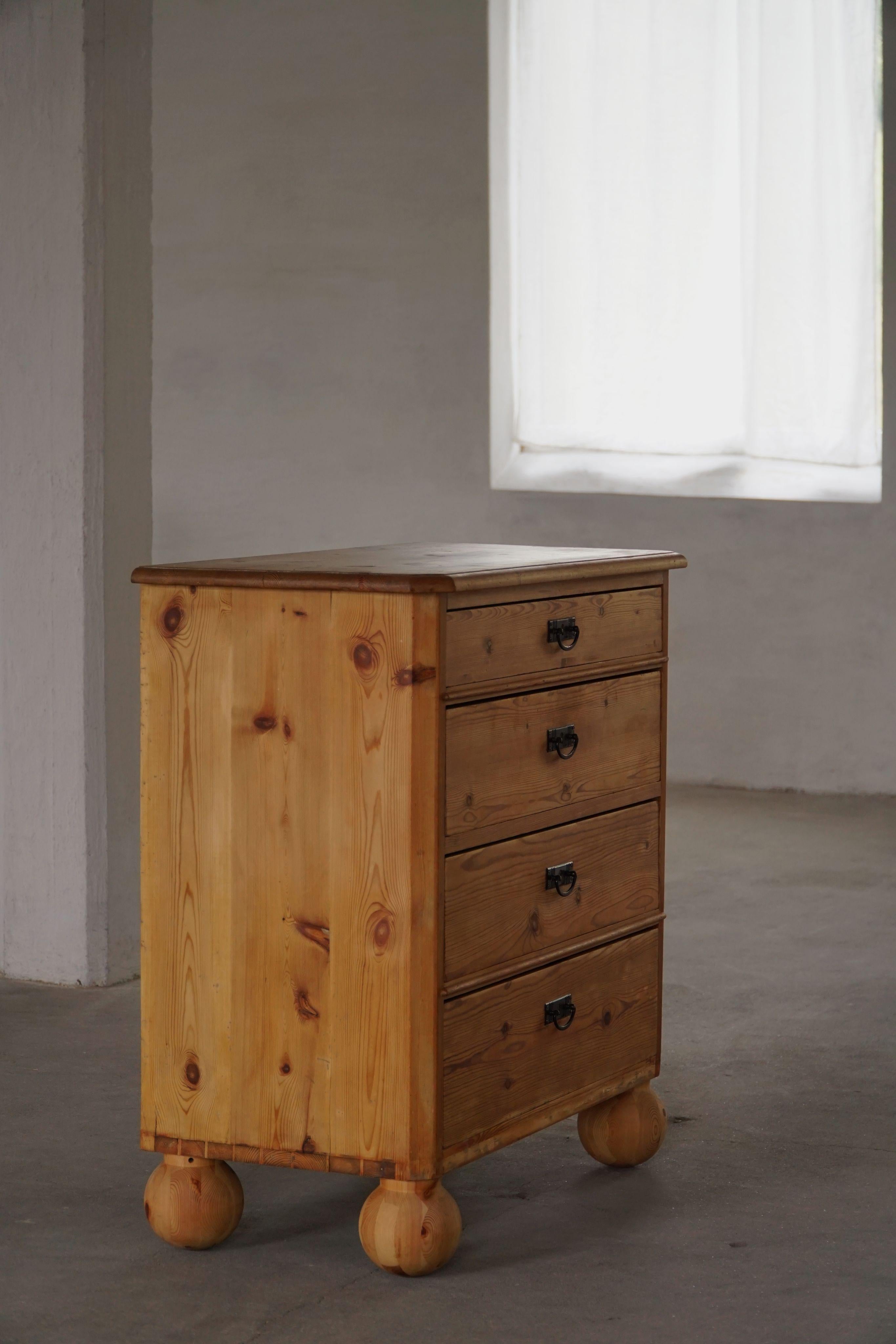 Scandinavian Modern Chest of Drawers in Pine, Danish Cabinetmaker, 1930s In Good Condition For Sale In Odense, DK
