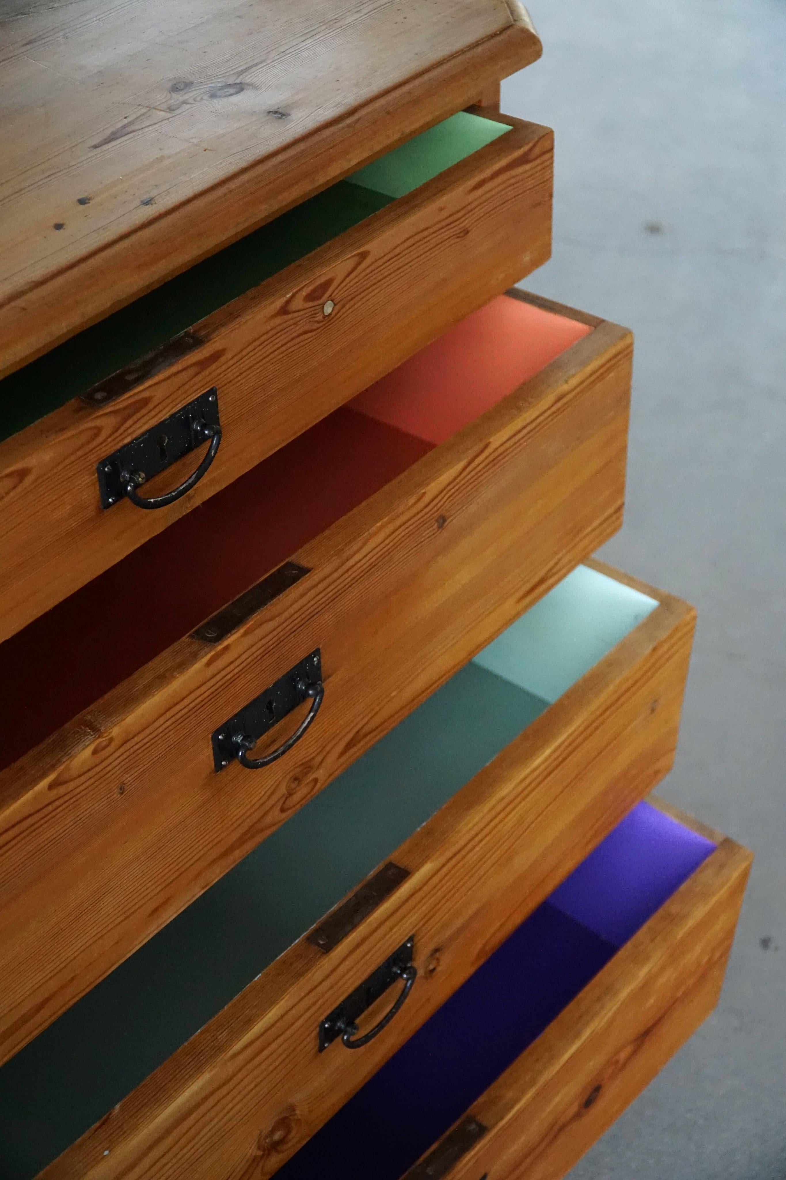 Scandinavian Modern Chest of Drawers in Pine, Danish Cabinetmaker, 1930s For Sale 1