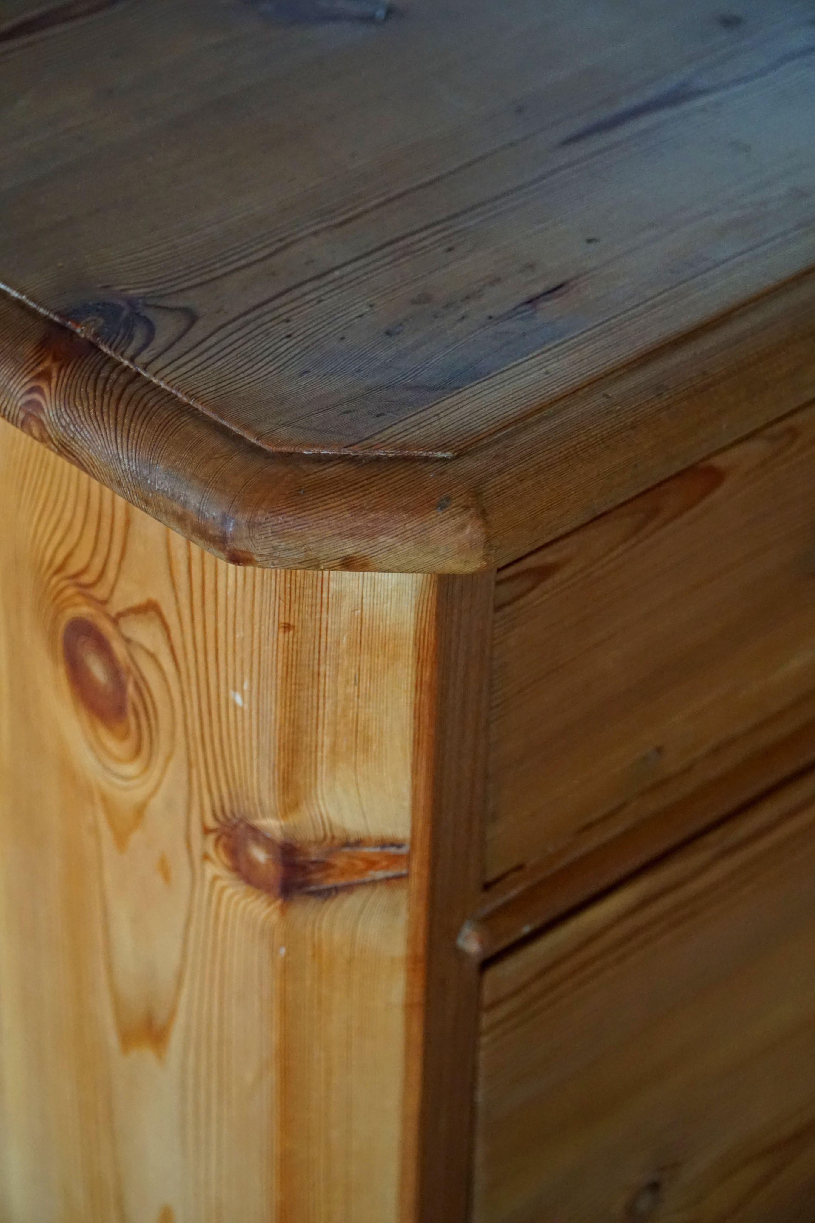Scandinavian Modern Chest of Drawers in Pine, Danish Cabinetmaker, 1930s For Sale 4