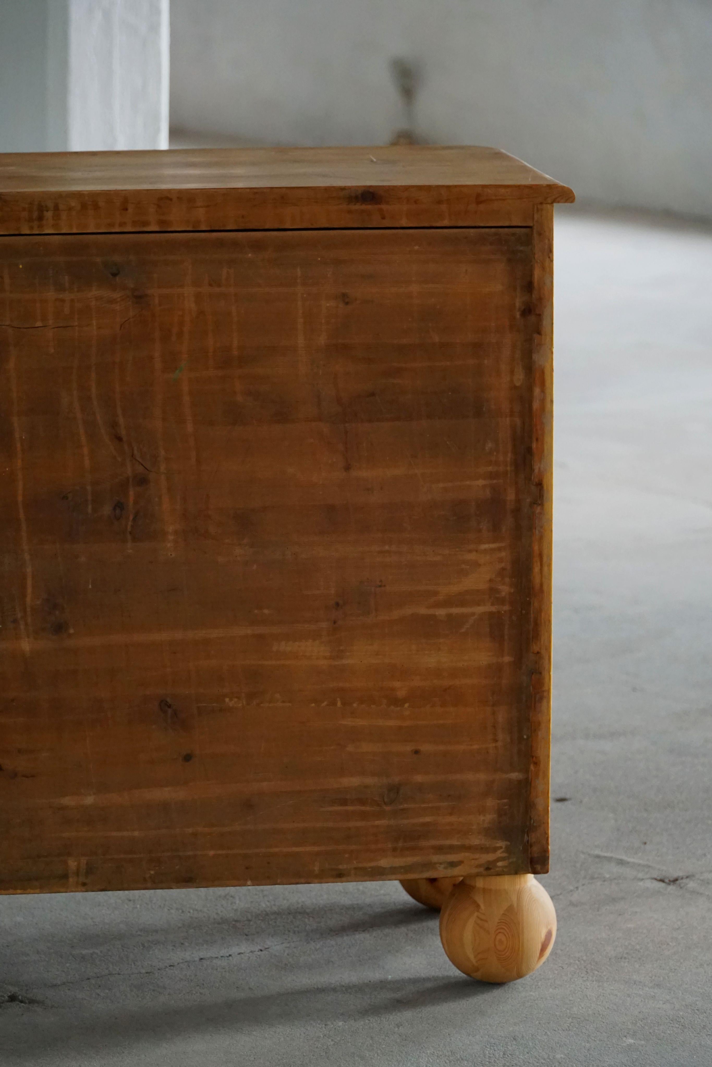 Scandinavian Modern Chest of Drawers in Pine, Danish Cabinetmaker, 1930s For Sale 5