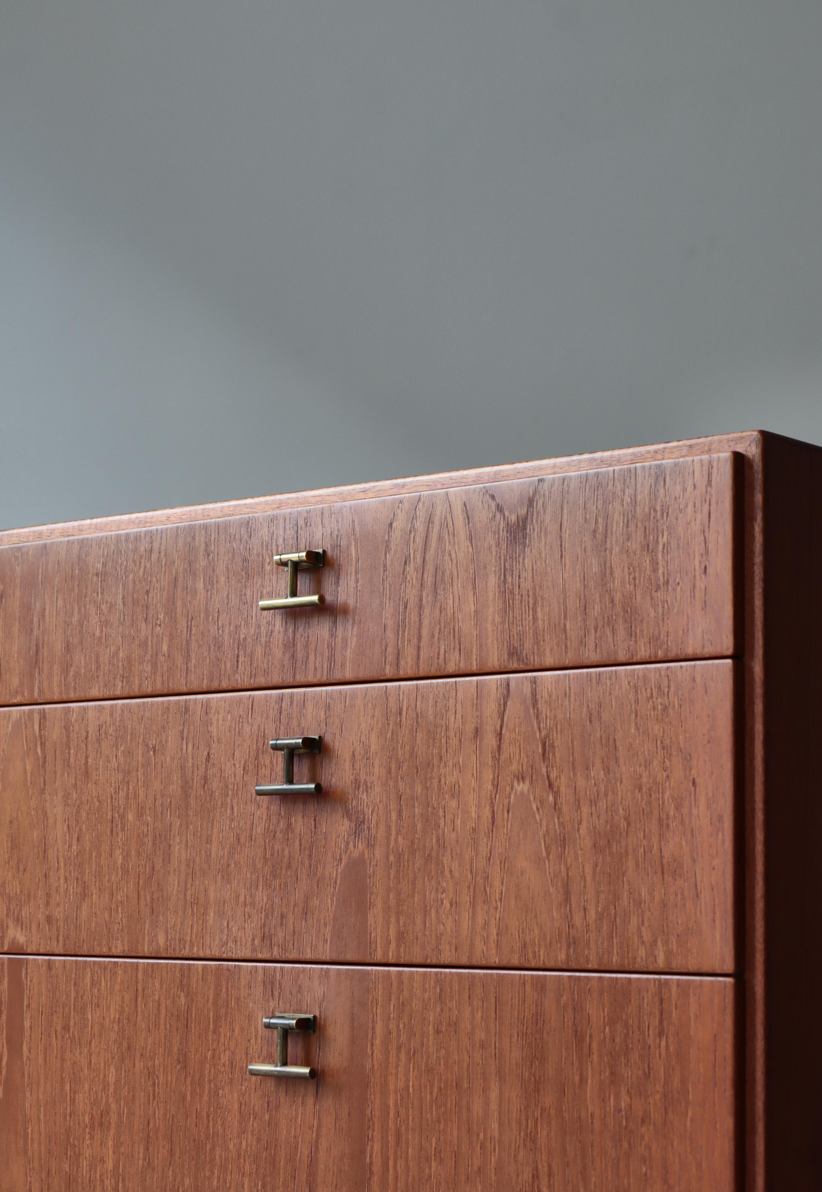 Metà XX secolo Scandinavian Modern Chest of Drawers 