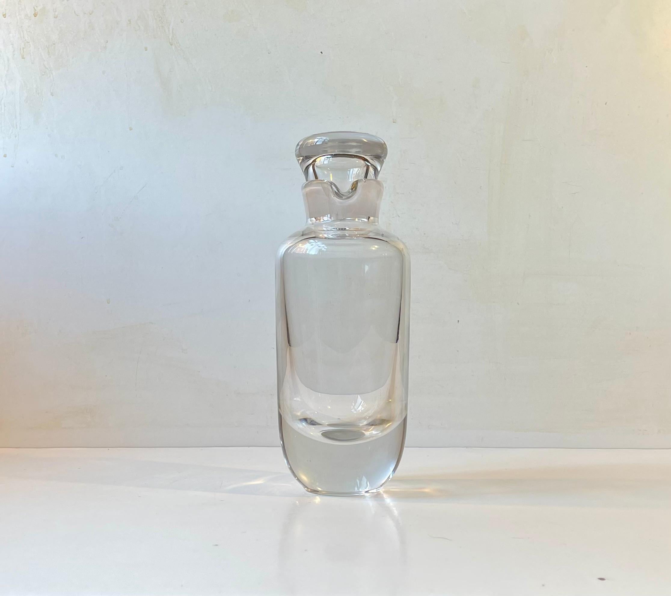 Stylish decanter/cocktail shaker in thick clear crystal glass. Probably made during the 1970s by Orrefors in Sweden after a design by Vicke Lindstrand. Signed indistinguishable to its base. Very wellkept and clean vintage condition. Measurements: H: