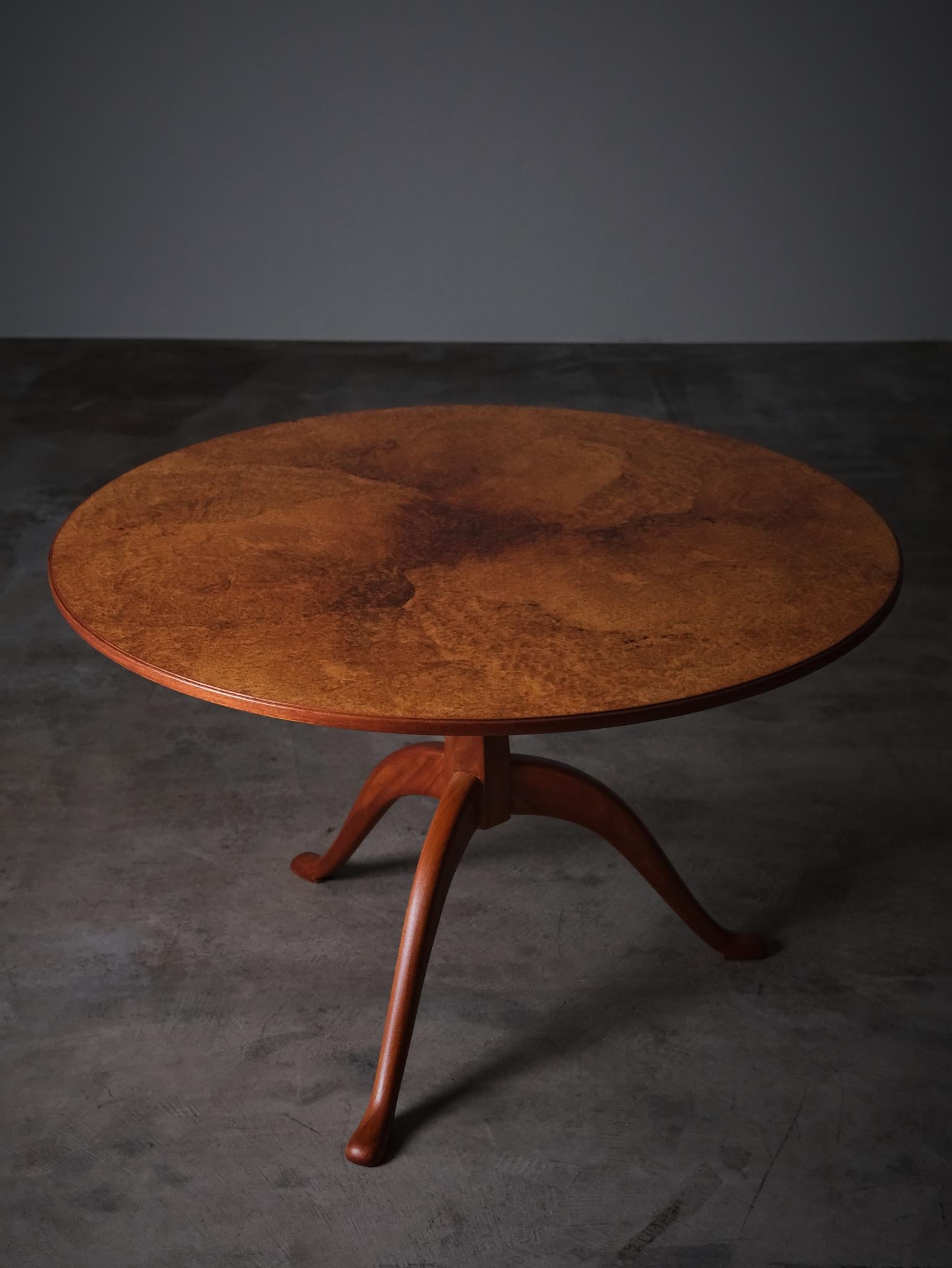 Une table basse raffinée conçue par Carl Malmsten dans les années 1940. Le modèle Beeche est doté d'un plateau en placage de racines d'aulne aux motifs magnifiques, reposant sur un élégant piètement tripode en hêtre massif. 

Avec sa silhouette