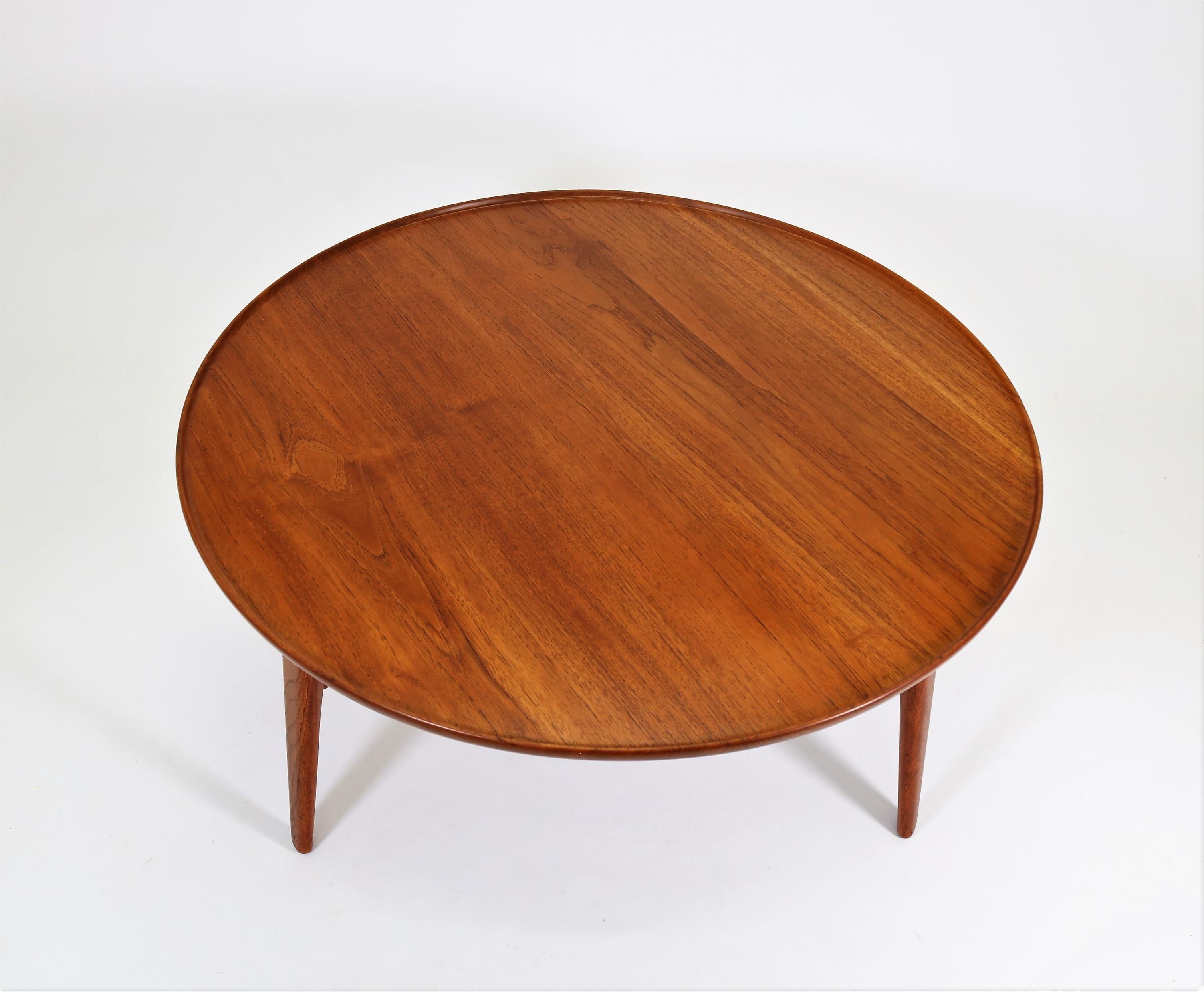 Scandinavian Modern Coffee Table in Teakwood by Ejner Larsen & A. Bender Madsen In Good Condition In Odense, DK