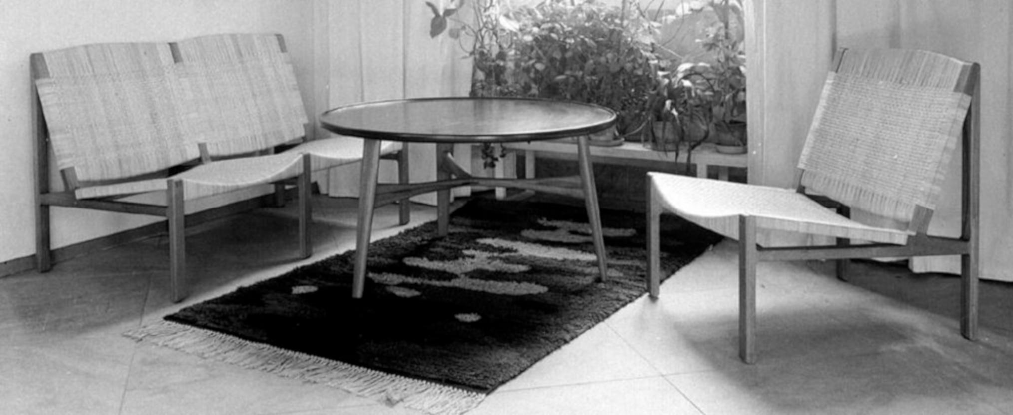 Scandinavian Modern Coffee Table in Teakwood by Ejner Larsen & A. Bender Madsen 4