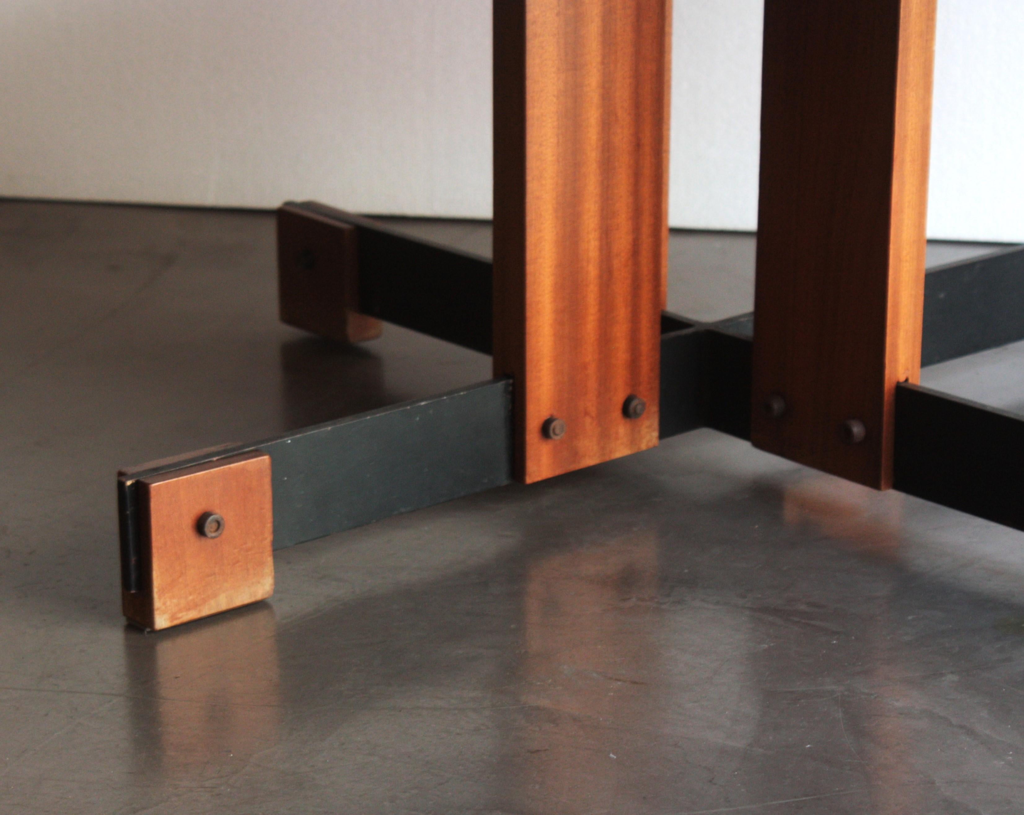 Table basse scandinave moderne en bois et en fer en vente 3