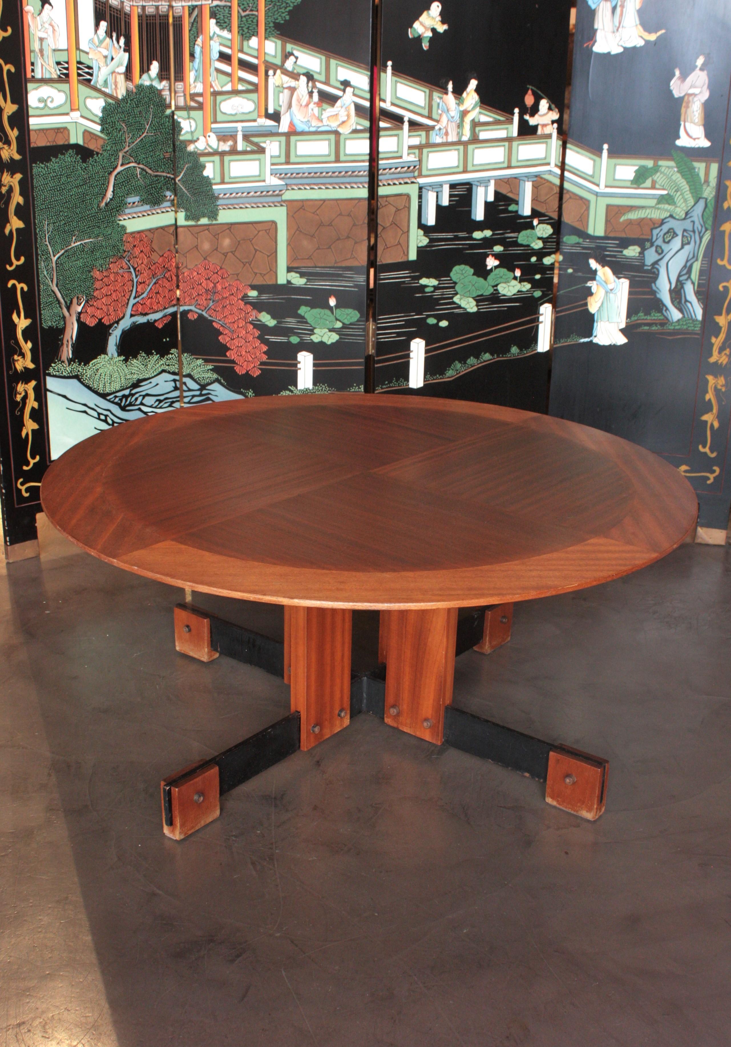 Grande table basse moderne scandinave en bois de placage avec base en X en fer noir, Suède, années 1960
Plateau rond et base en fer laqué noir en forme de croix avec accents en bois massif.
Le plateau en placage de bois présente un design