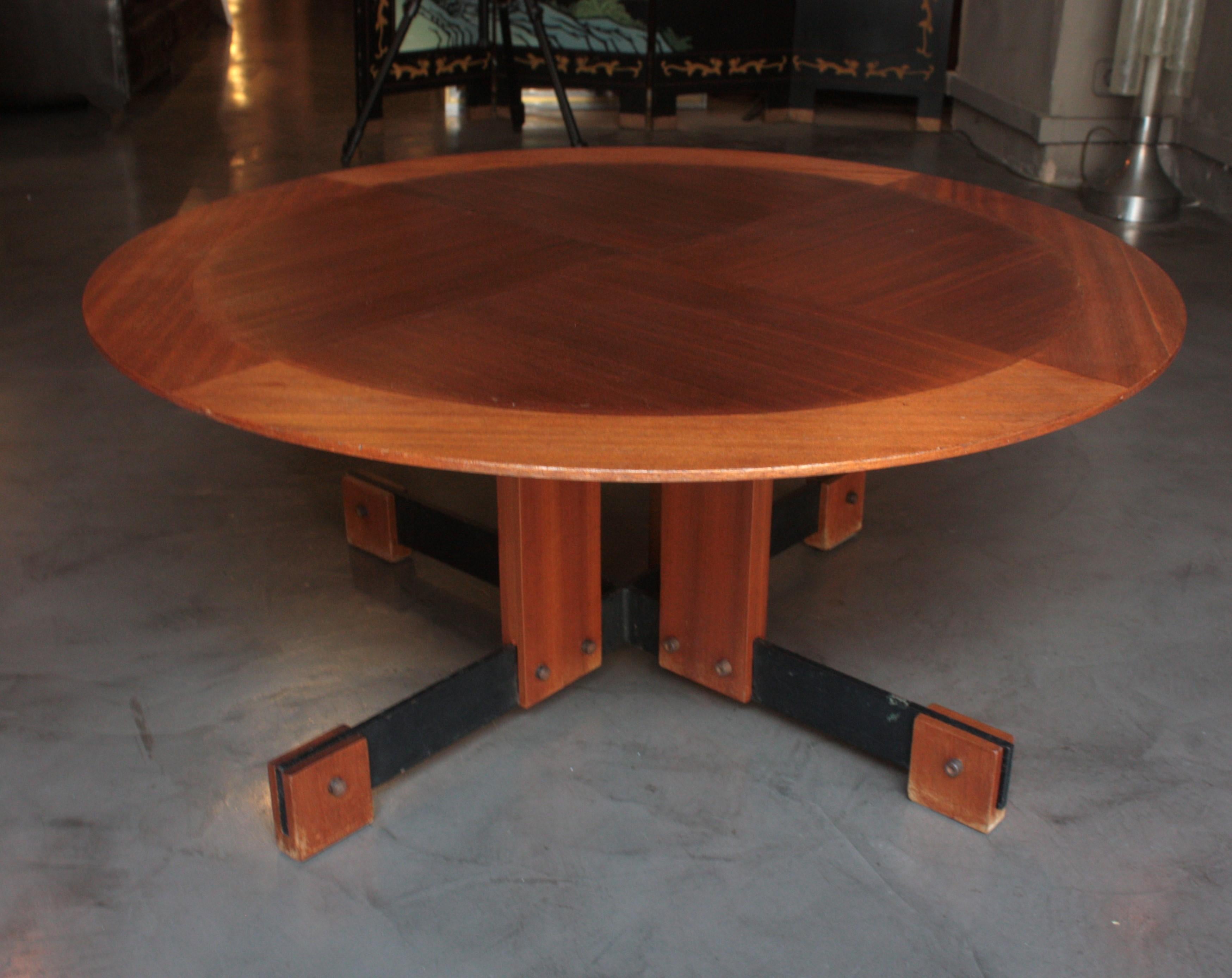 20ième siècle Table basse scandinave moderne en bois et en fer en vente