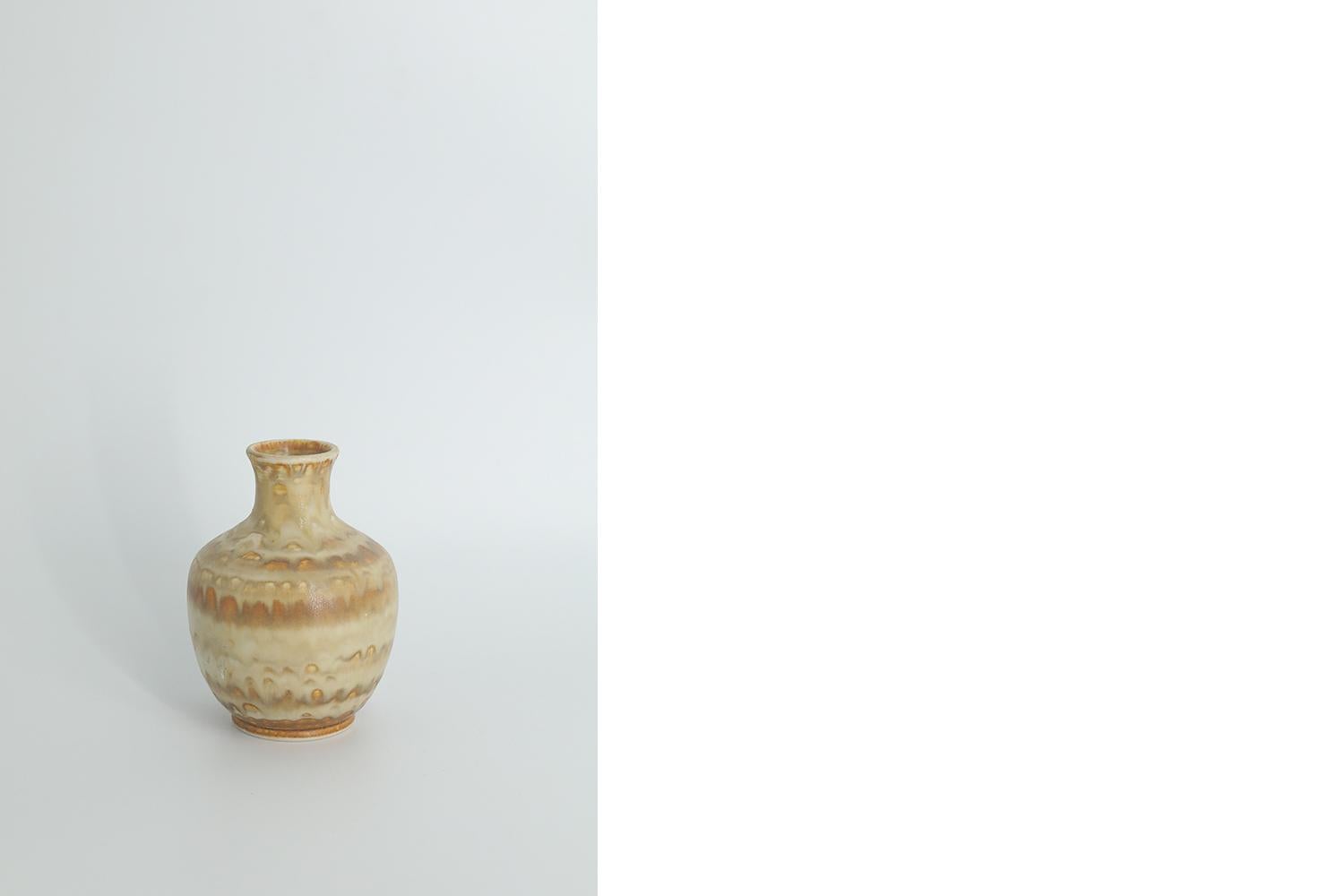 Scandinavian Modern Collectible Small  Beige Stoneware Vase by Gunnar Borg In Excellent Condition For Sale In Warszawa, Mazowieckie
