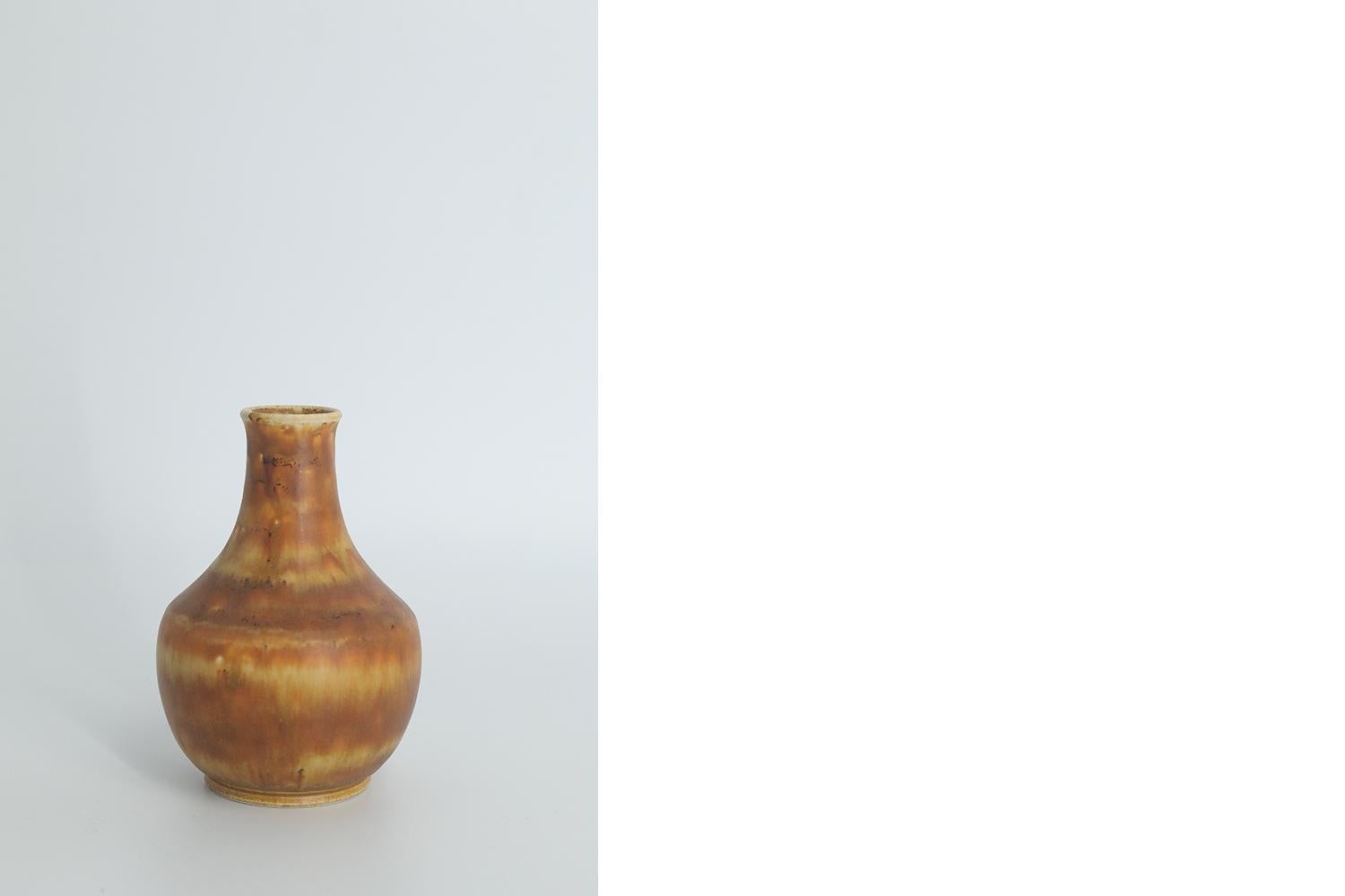 Scandinavian Modern Collectible Small Brown Stoneware Vase by Gunnar Borg  In Excellent Condition For Sale In Warszawa, Mazowieckie