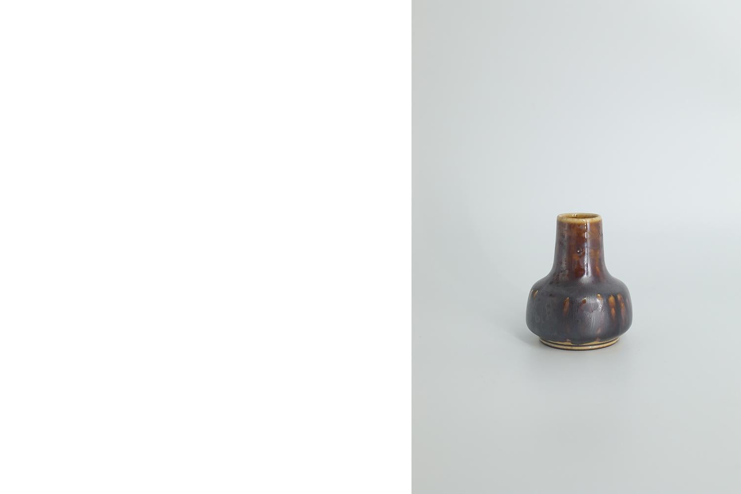 Scandinavian Modern Collectible Small Brown Stoneware Vase No.40 by Gunnar Borg  In Excellent Condition In Warszawa, Mazowieckie