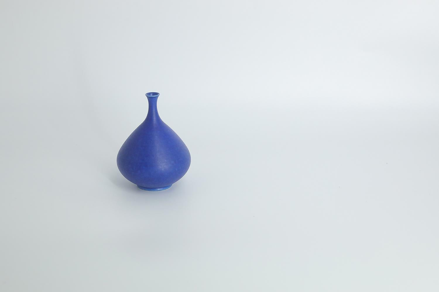 Swedish Scandinavian Modern Collectible Small Cobalt Stoneware Vase by Gunnar Borg  For Sale
