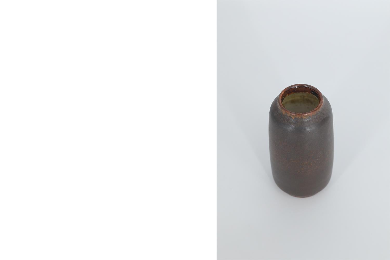 Scandinavian Modern Collectible Small Dark Chocolate Stoneware Vase by G. Borg  In Excellent Condition For Sale In Warszawa, Mazowieckie